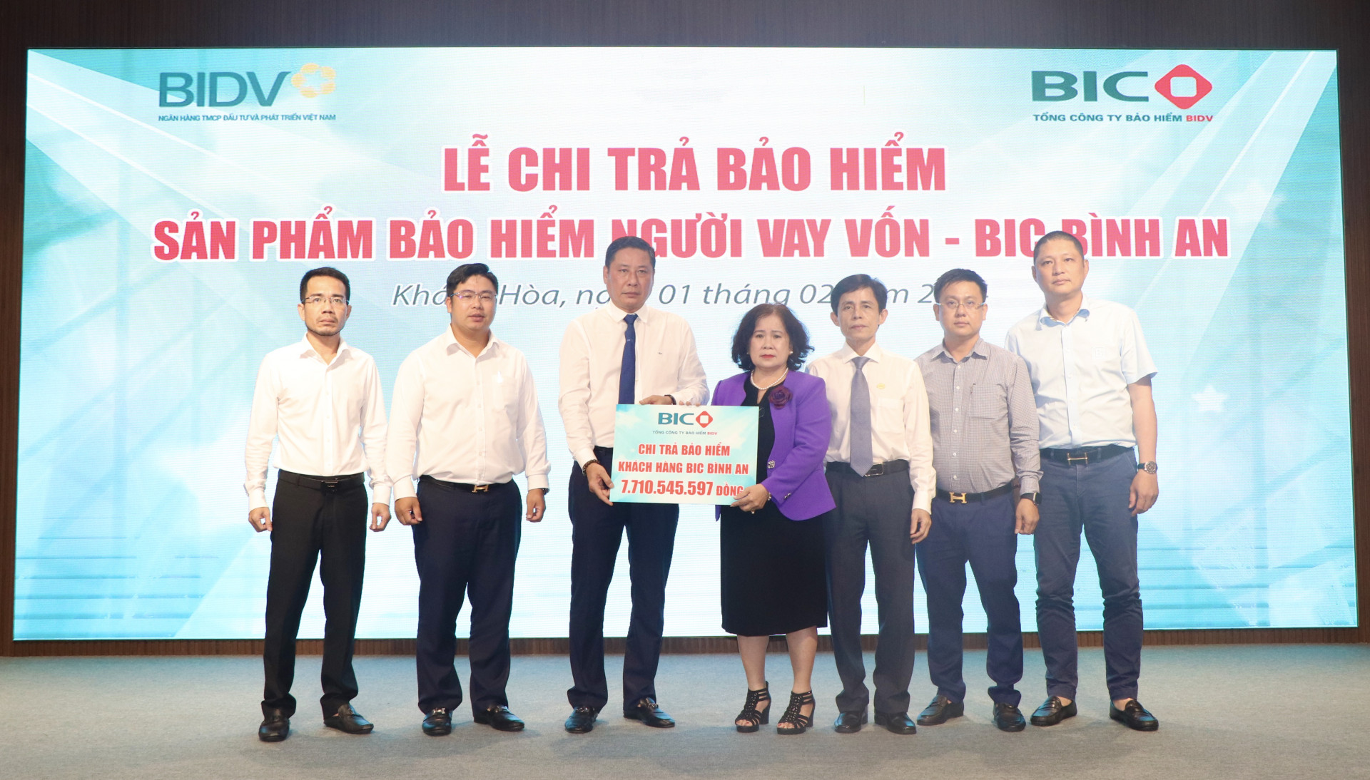 Lãnh đạo Ngân hàng Nhà nước Chi nhánh Khánh Hòa, đại diện BIC và Chi nhánh BIDV Khánh Hòa trao bảng tượng trưng số tiền bảo hiểm cho thân nhân khách hàng.

