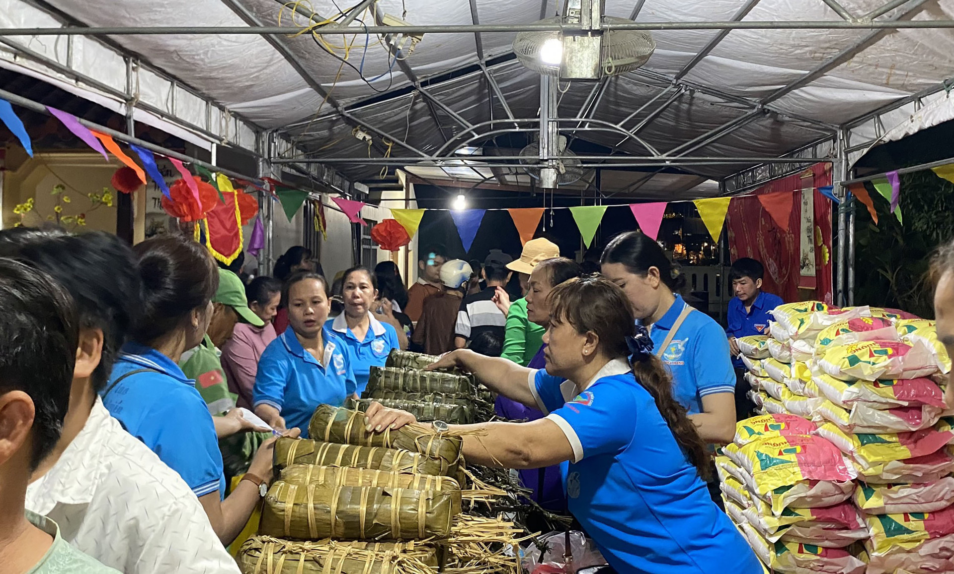 Gian hàng 0 đồng có nhiều mặt hàng thiết yếu đáp ứng nhu cầu sắm Tết của bà con nghèo.