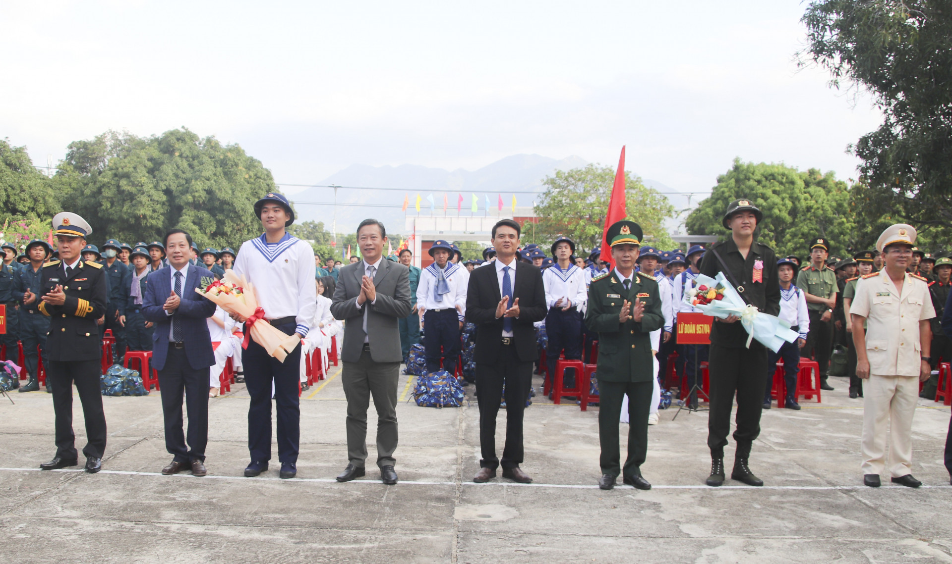 Lãnh đạo tặng hoa chúc mừng thanh niên lên đường nhập ngũ.