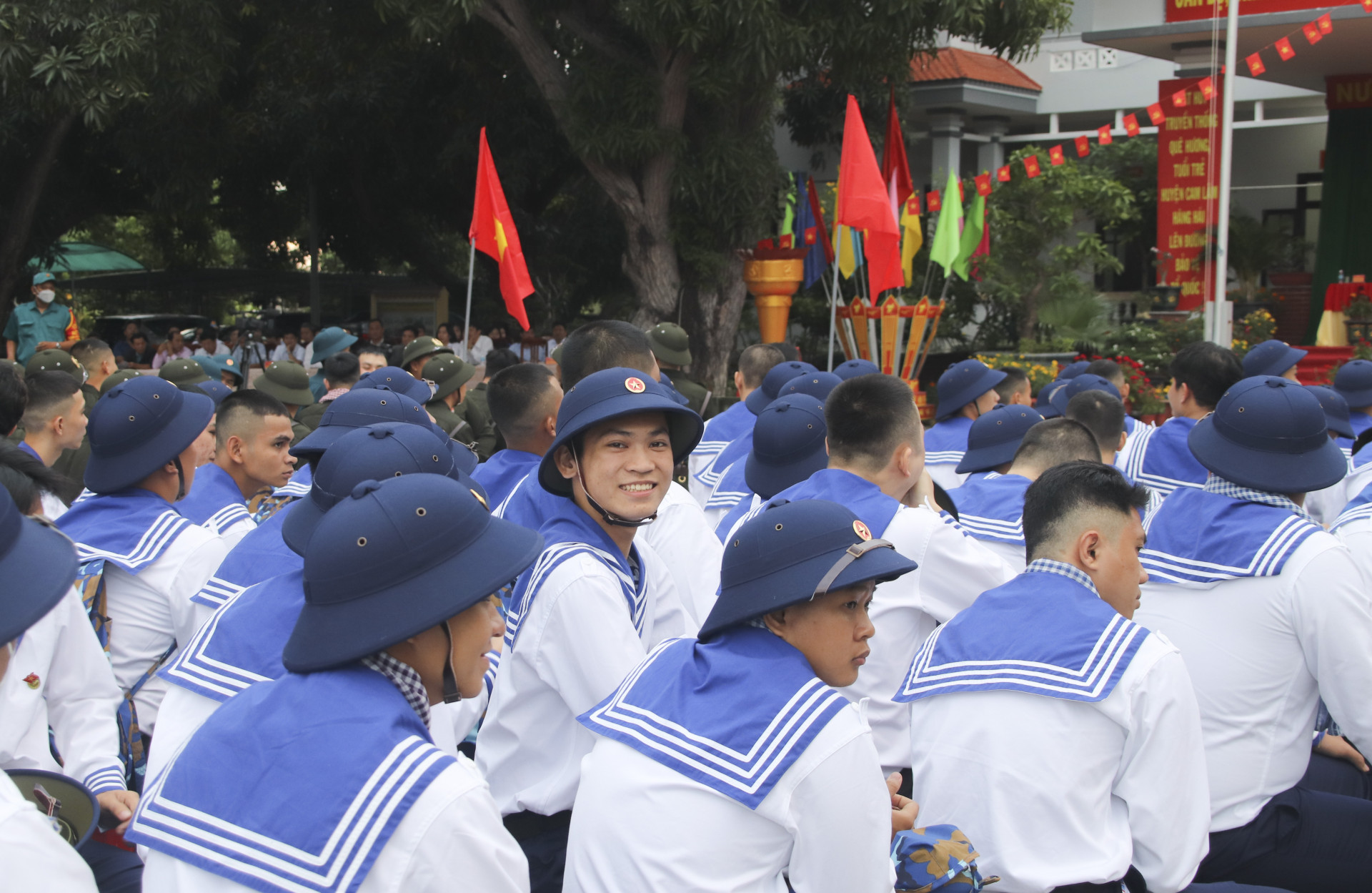 Nụ cười thanh niên lên đường nhập ngũ.