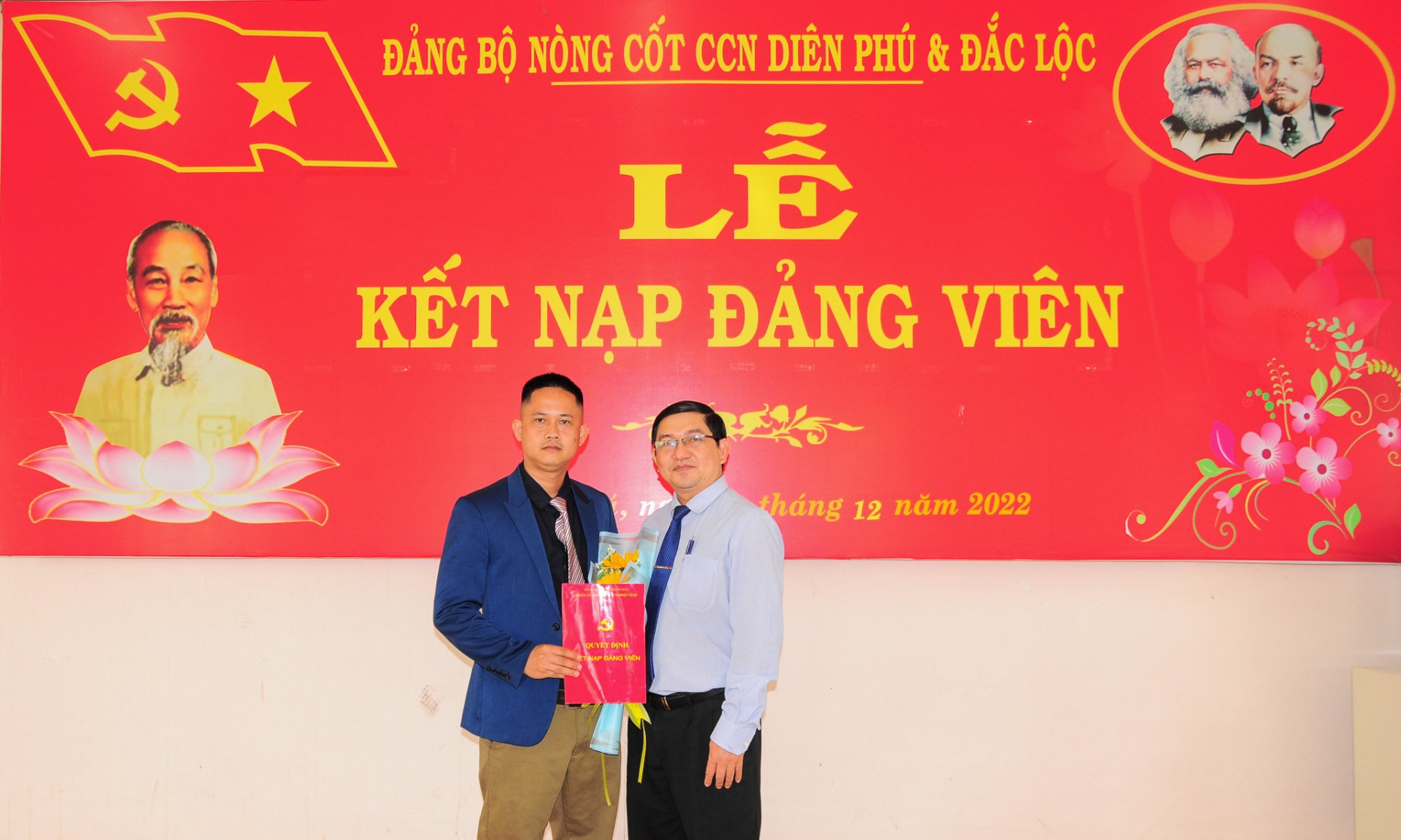 Ông Trần Văn Hiếu (bên trái) trong lễ kết nạp đảng viên.