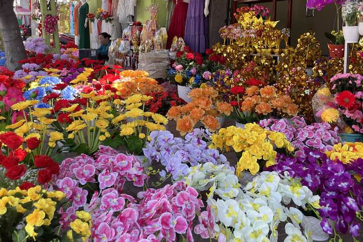 Hoa vải được bày bán trên đường Lê Hồng Phong

