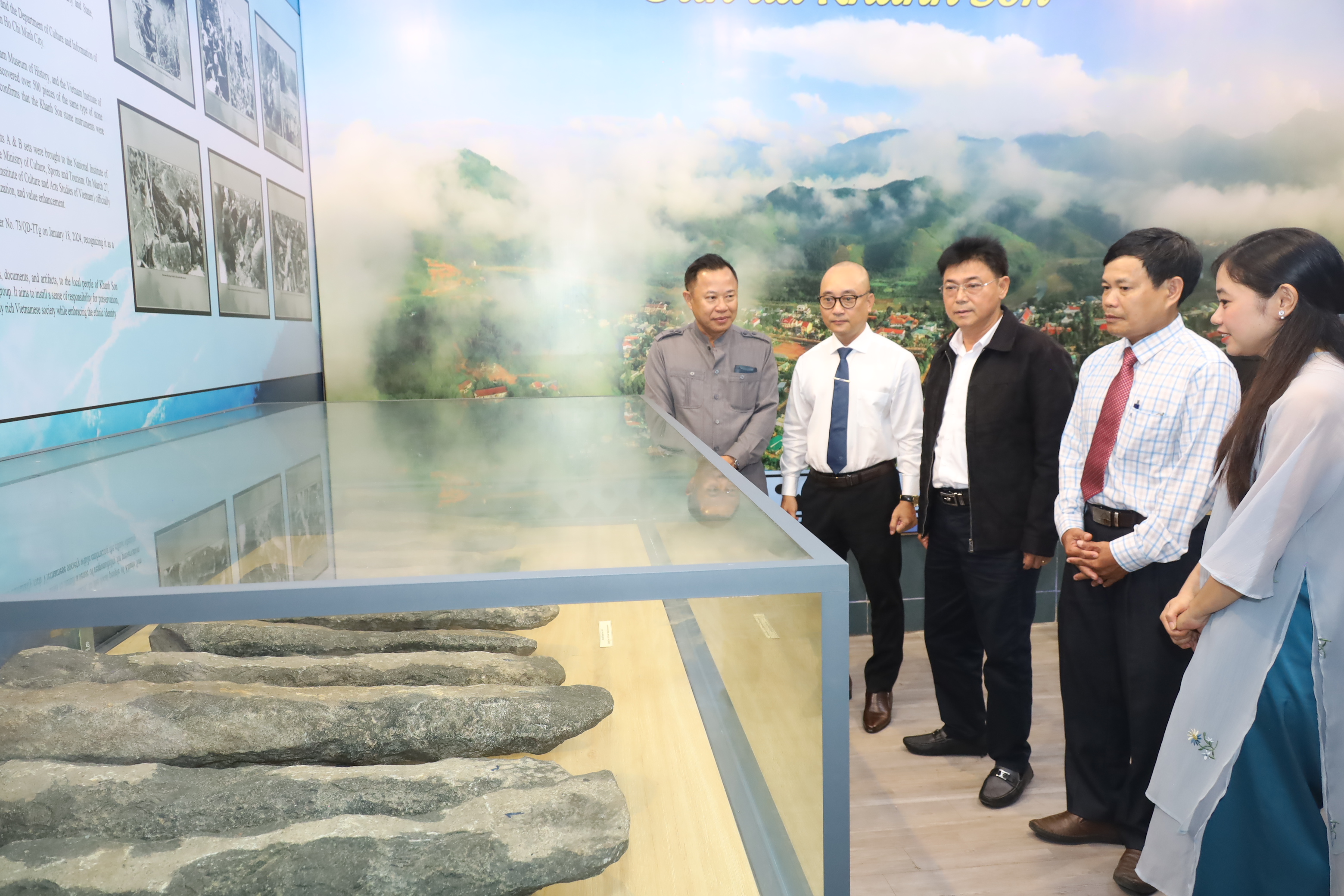 Bộ sưu tập đàn đá Khánh Sơn được giới thiệu tại Bảo tàng tỉnh.