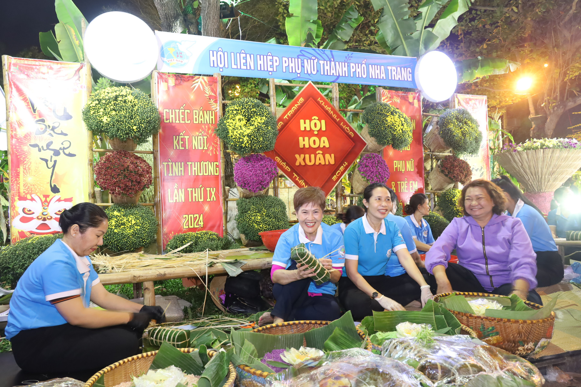 Hoạt động gói bánh tét do Hội Liên hiệp Phụ nữ TP. Nha Trang thực hiện trong không gian Hội hoa xuân. Mục tiêu của chương trình là gói 600 chiếc bánh tét để dành tặng cho những người có hoàn cảnh khó khăn.