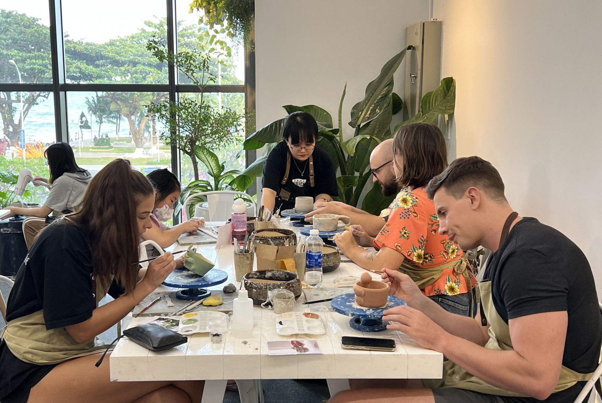 Nhiều du khách say mê tập làm gốm thủ công tại Yên Pottery - Workshop gốm thủ công Nha Trang.