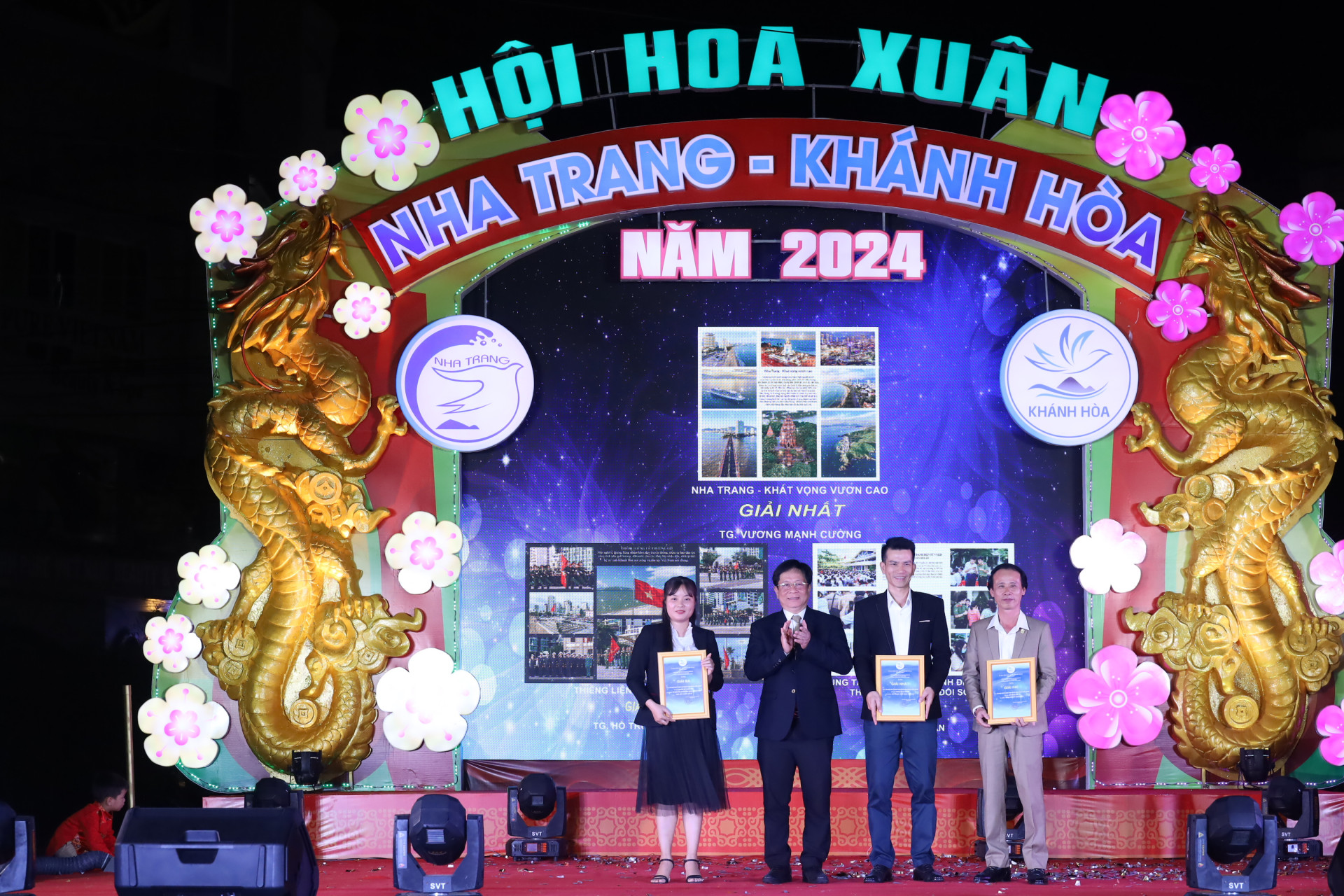 Lãnh đạo TP. Nha Trang trao giải cuộc thi ảnh nghệ thuật về Nha Trang cho các tác giả đạt giải cao.