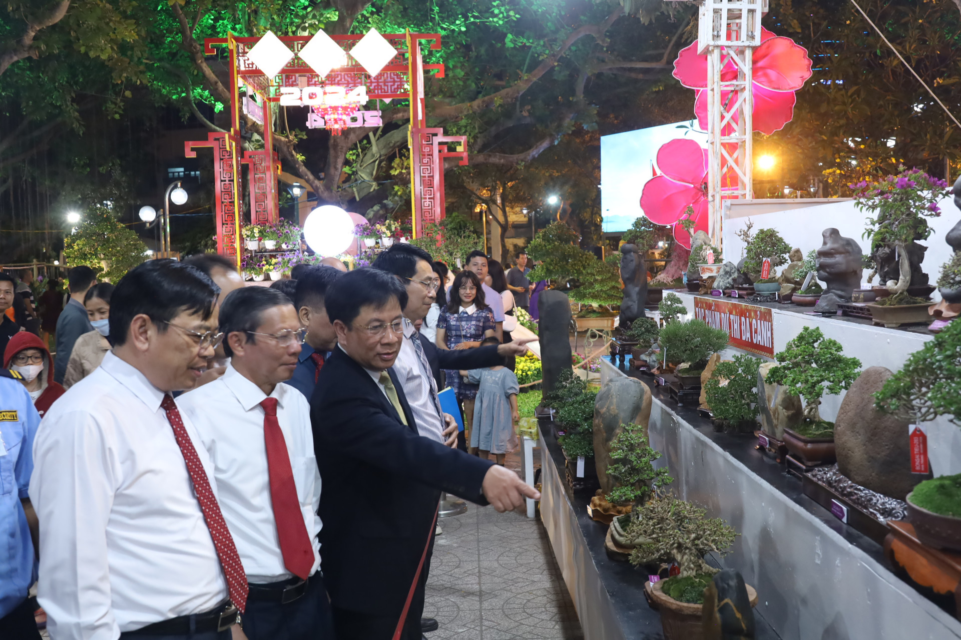 Các đại biểu đi xem hoa, cây cảnh được trưng bày, giới thiệu tại Hội hoa xuân.