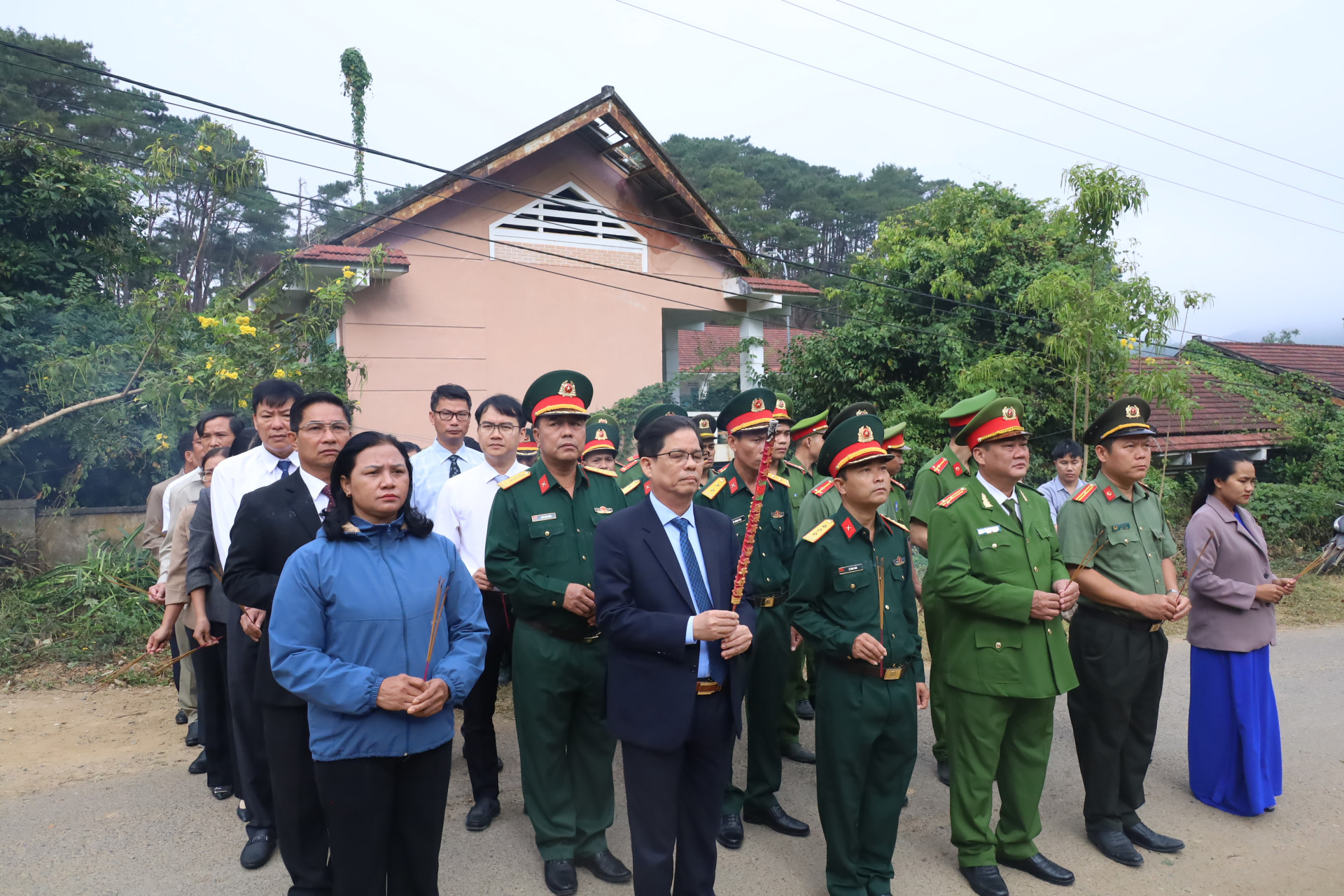 Đồng chí Nguyễn Tấn Tuân tham dự lễ dâng hương tưởng nhớ các anh hùng, liệt sĩ tại Bia căn cứ địa cách mạng Tô Hạp.