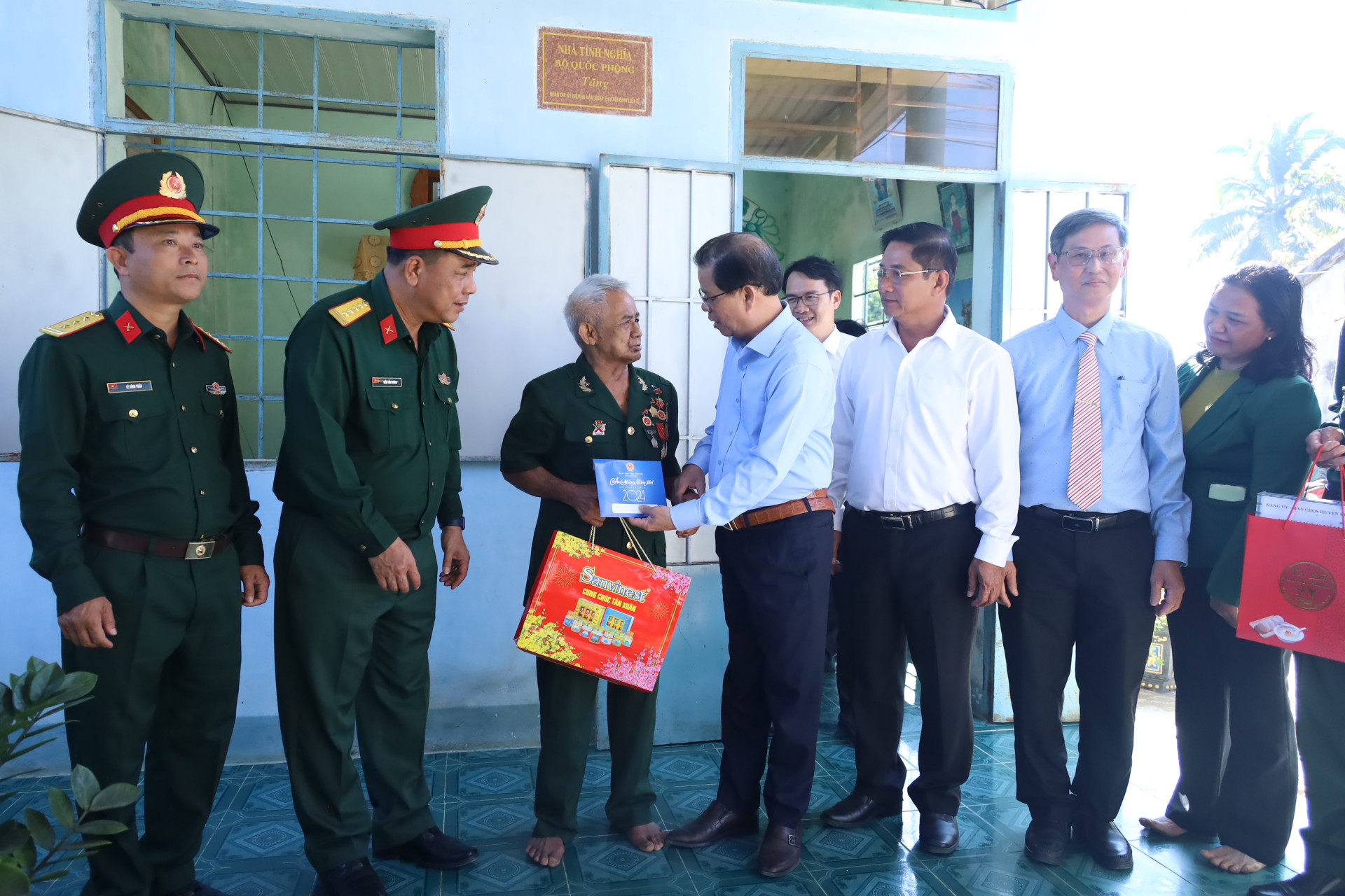 Đồng chí Nguyễn Tấn Tuân thăm, tặng quà chúc mừng năm mới Anh hùng Lực lượng vũ trang Bo Bo Tới.