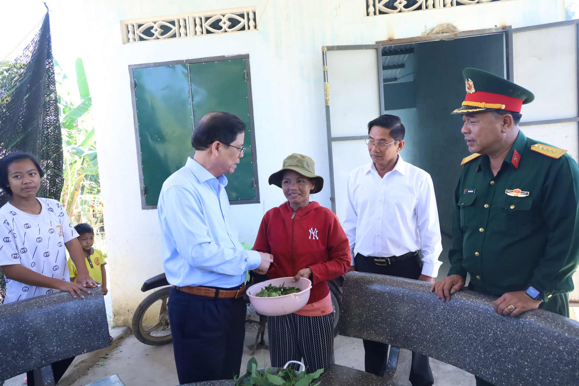 Đồng chí Nguyễn Tấn Tuân thăm hỏi, động viên gia đình chị Cao Thị Quyền (thôn Tà Nĩa, xã Sơn Trung).