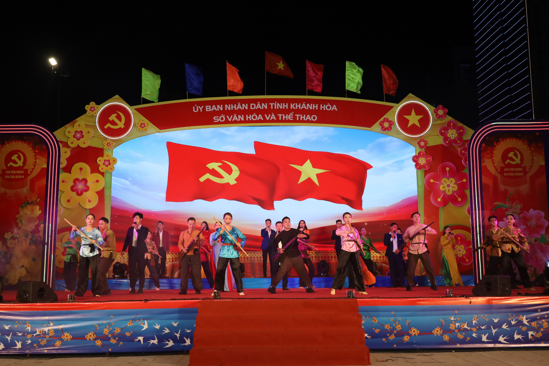 Liên khúc hát múa “Tự hào Đảng vinh quang” mang đến không khí đấu tranh cách mạng của dân tộc Việt Nam.