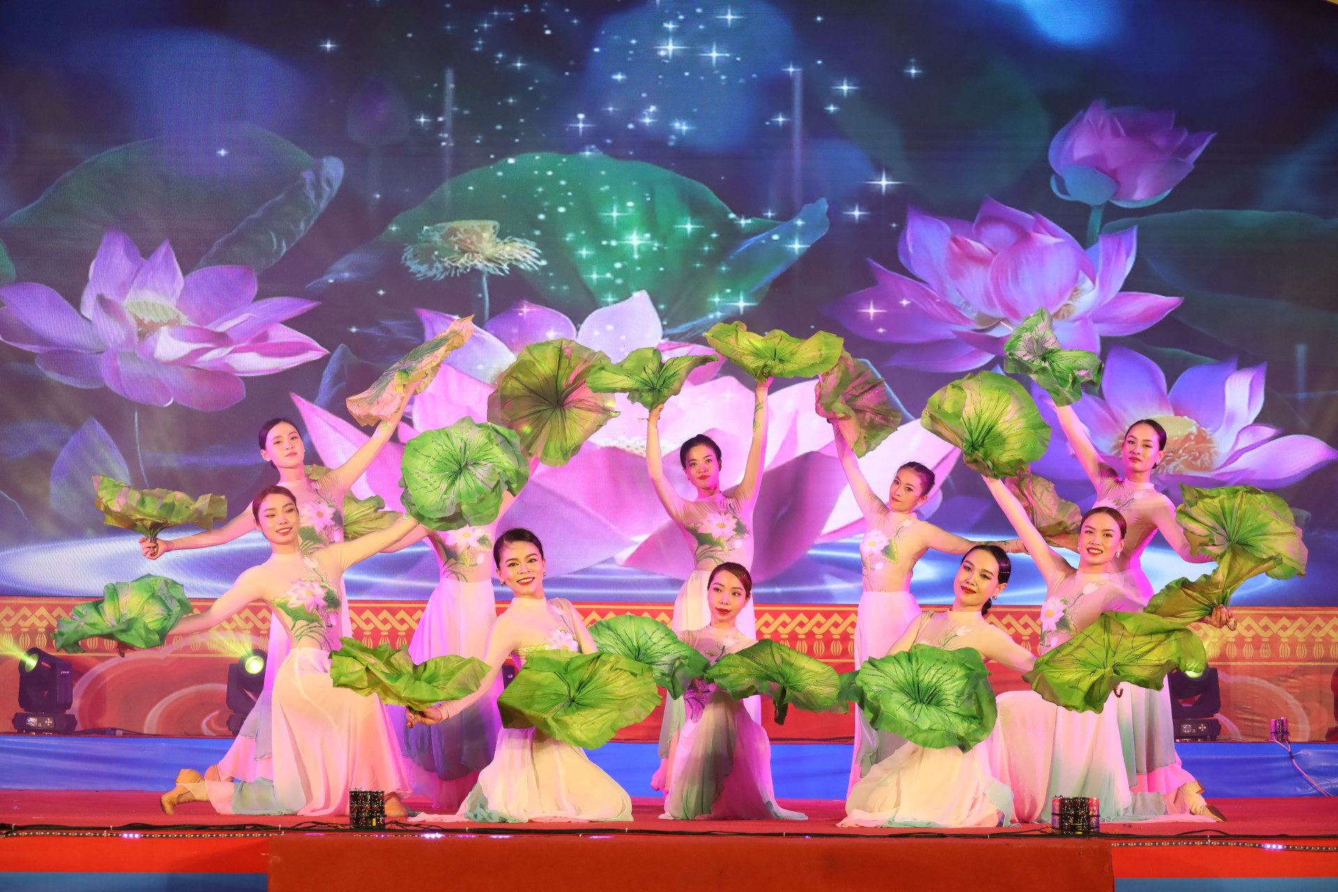Tiết mục múa “Hương sen” gợi lên trong lòng khán giả những cảm xúc da diết nhớ thương đối với Chủ tịch Hồ Chí Minh.