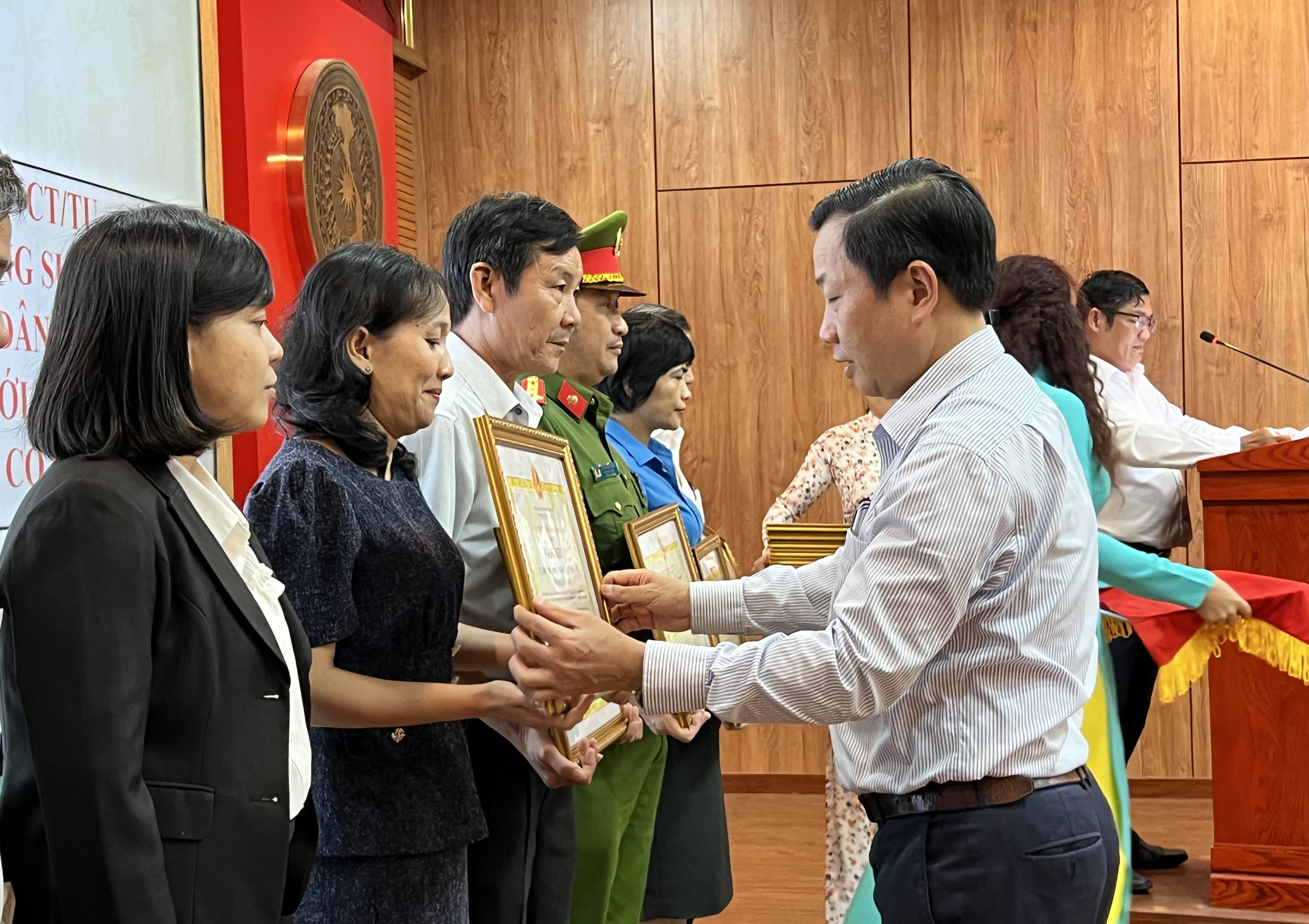 Tiếp tục mở rộng dân chủ 