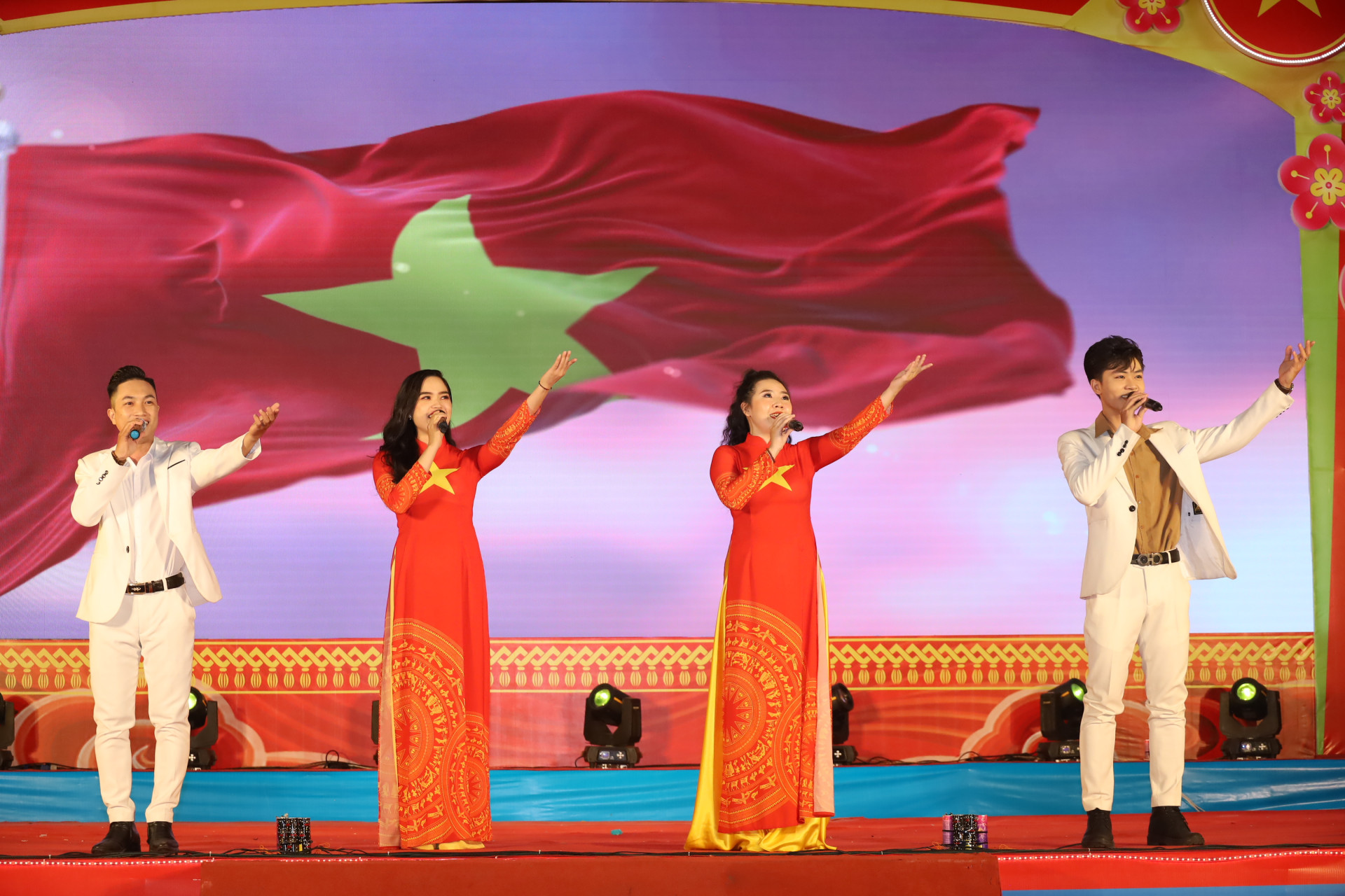 Ca khúc “Lá cờ” của ca sĩ - nhạc sĩ Tạ Quang Thắng được ngân lên như thêm tình yêu, niềm tự hào đối với quê hương, đất nước.