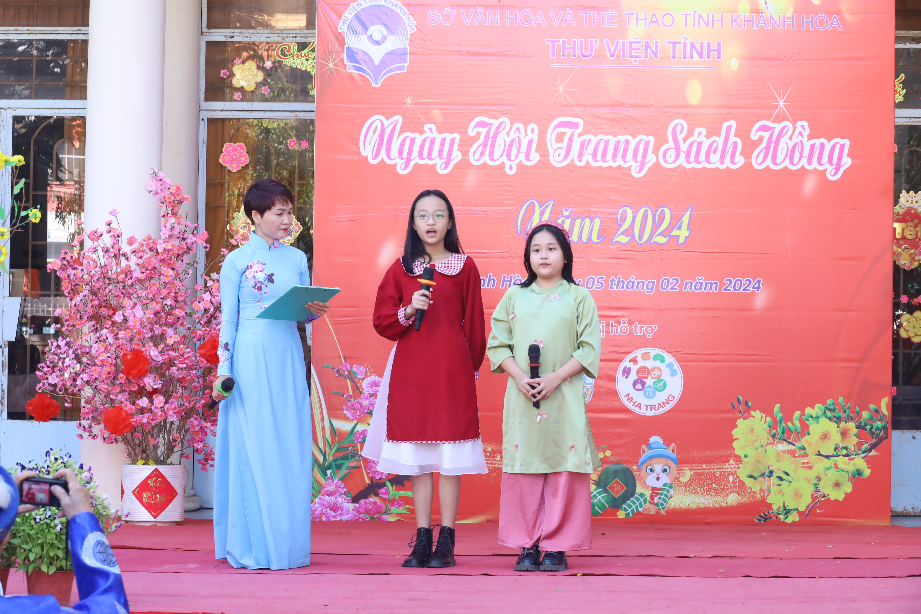 Các em nhỏ chia sẻ về cuộc thi “Tết Việt qua những trang sách”.