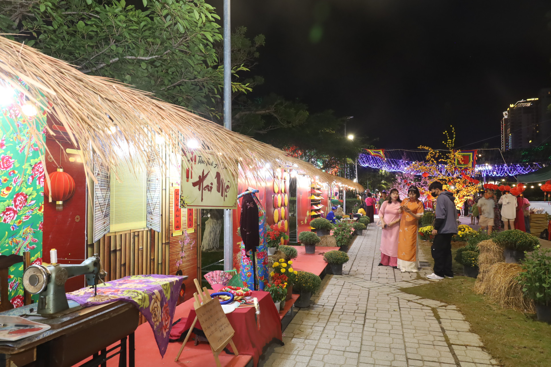 Những không gian văn hóa ở phố đi bộ trong chương trình Lễ hội “Vui tết Nha Trang năm 2024”.