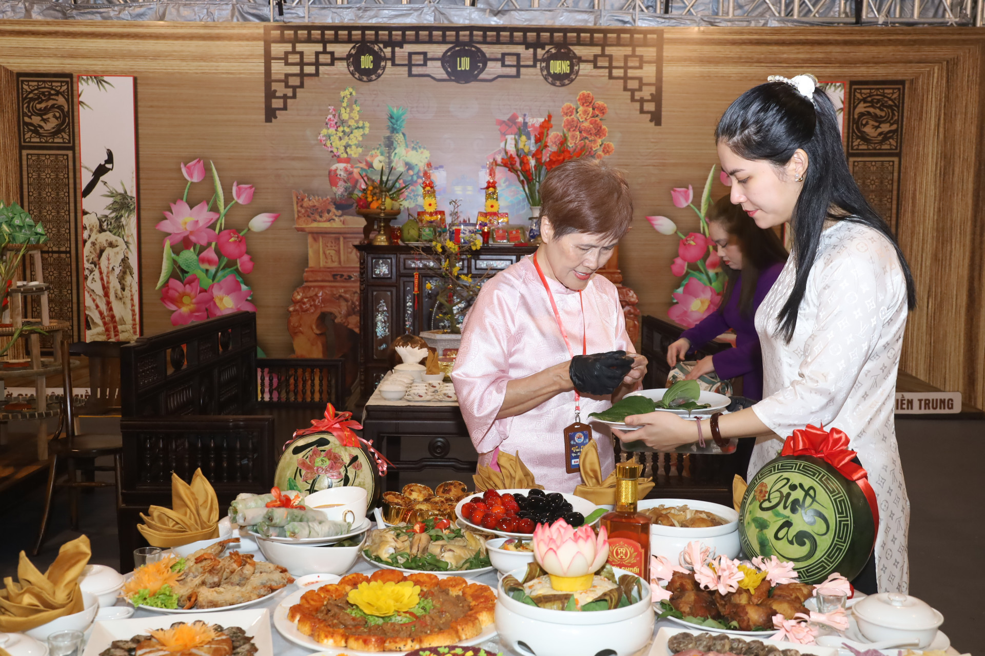 Chuyên gia ẩm thực Hoàng Thị Ánh Tuyết đang bày biện mâm cỗ ngày tết theo phong tục của người dân miền Trung.