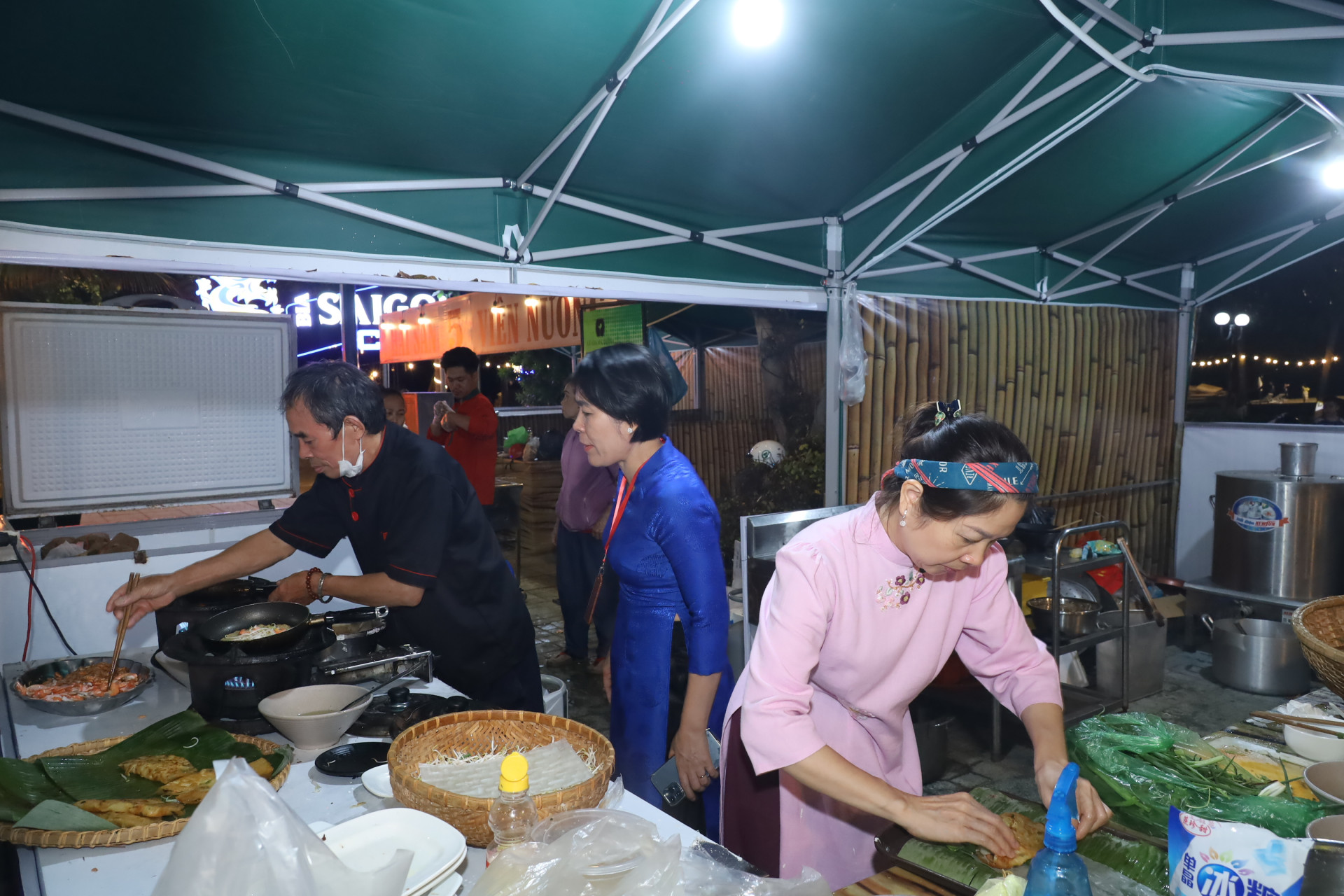 Một không gian bếp chế biến món ăn trong Lễ hội “Vui tết Nha Trang năm 2024”.