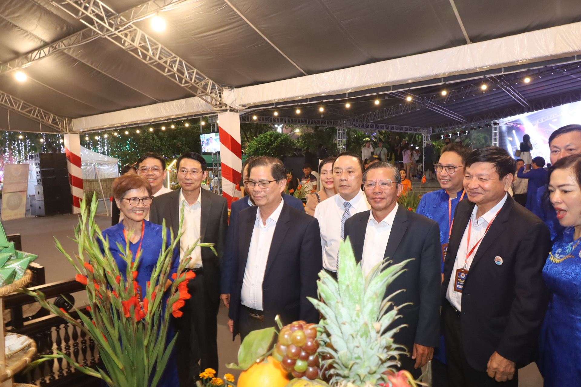 Các đại biểu đi tham quan thực tế những không gian trong Lễ hội “Vui tết Nha Trang năm 2024”.