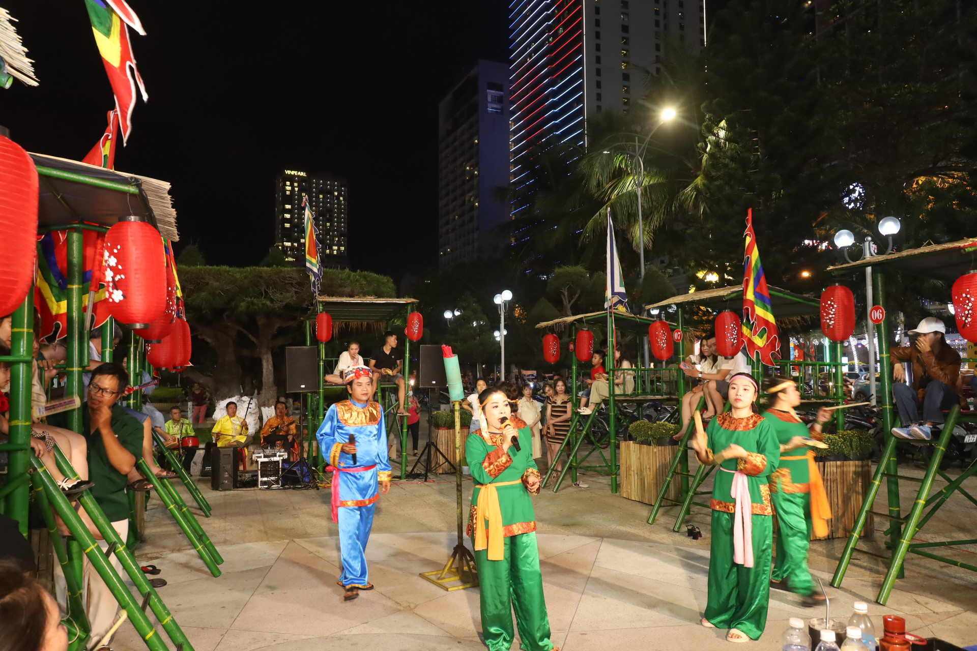 Hoạt động hô hát bài chòi ở khu vực công viên bờ biển Nha Trang.