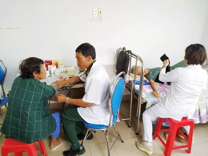 Quân y Bộ đội Biên phòng tỉnh khám bệnh, cấp thuốc miễn phí 
cho người dân khu vực biên giới biển.
