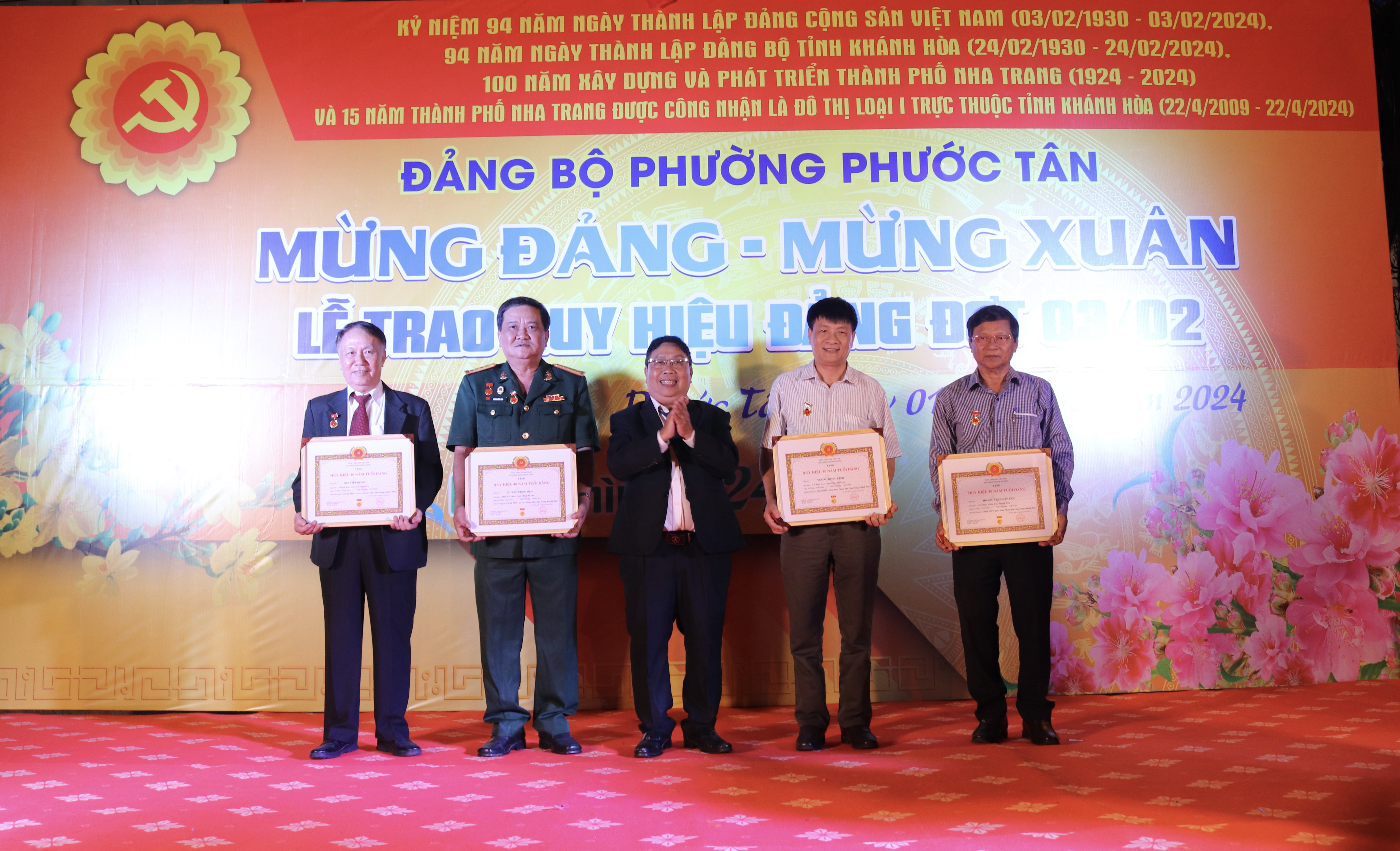 Đảng ủy phường Phước Tân: Tổ chức Lễ kỷ niệm ngày thành lập Đảng và trao Huy hiệu 40 năm tuổi Đảng cho các đảng viên