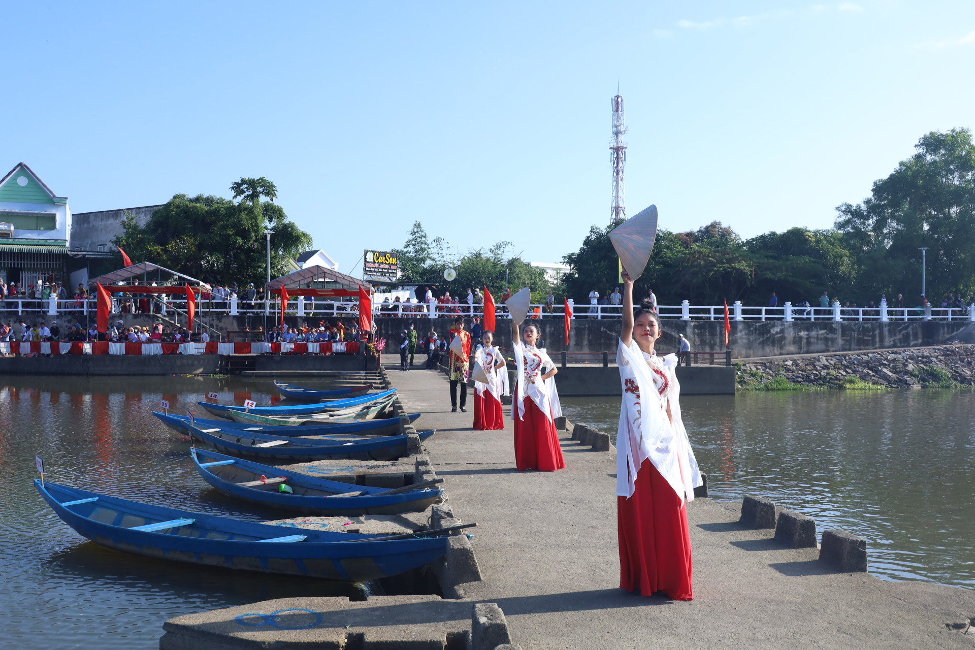 Tiết mục văn nghệ chào mừng lễ hội thuyền hoa và đua thuyền trên sông Dinh.