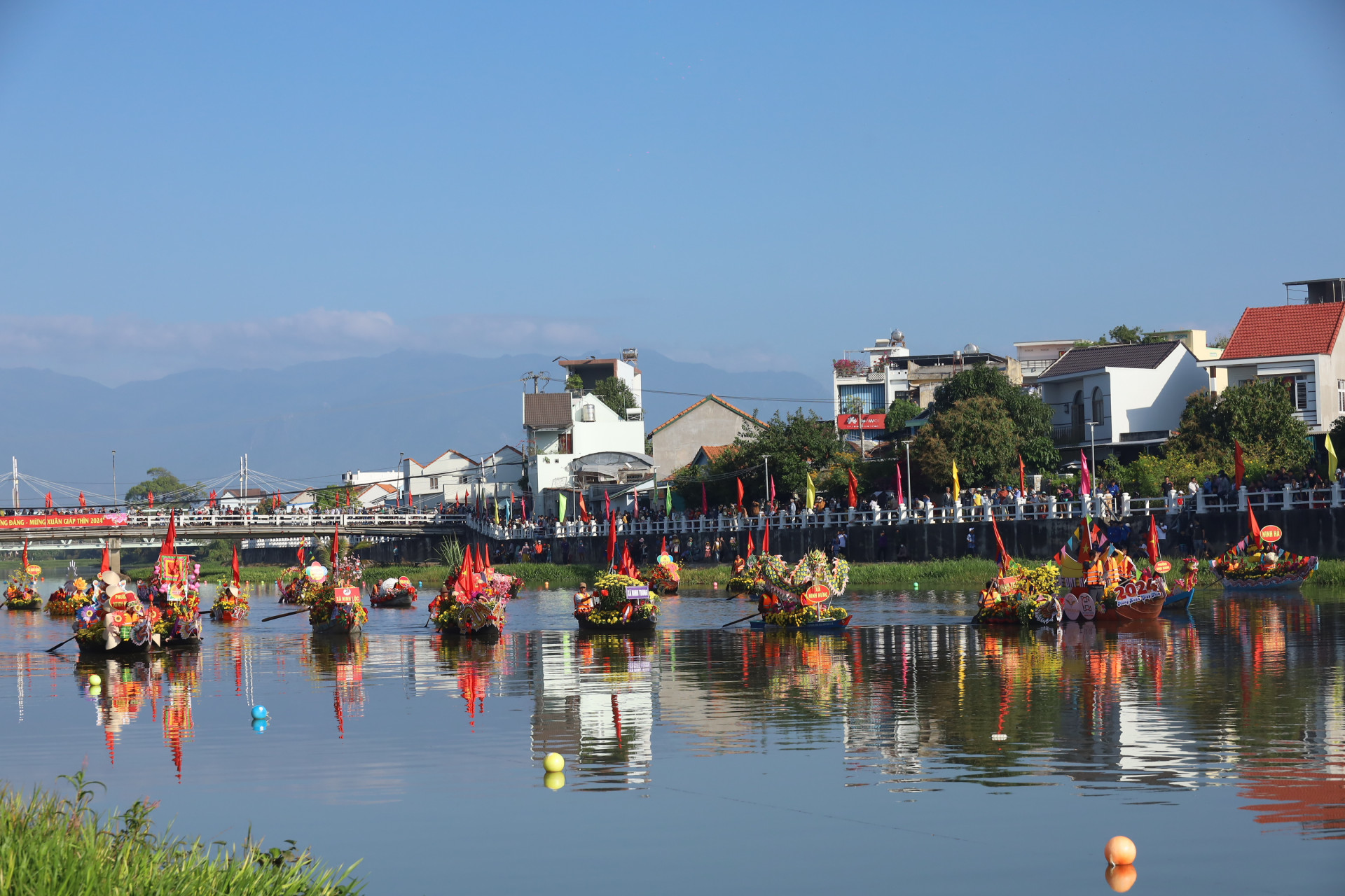 Hình ảnh những chiếc thuyền hoa nối đuôi nhau chầm chậm trôi trên dòng sông Dinh đem đến nhiều cảm xúc đối với người xem.