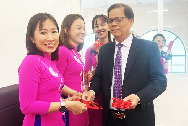 Chủ tịch UBND tỉnh Nguyễn Tấn Tuân chúc Tết tại Trung tâm Phục vụ hành chính công tỉnh