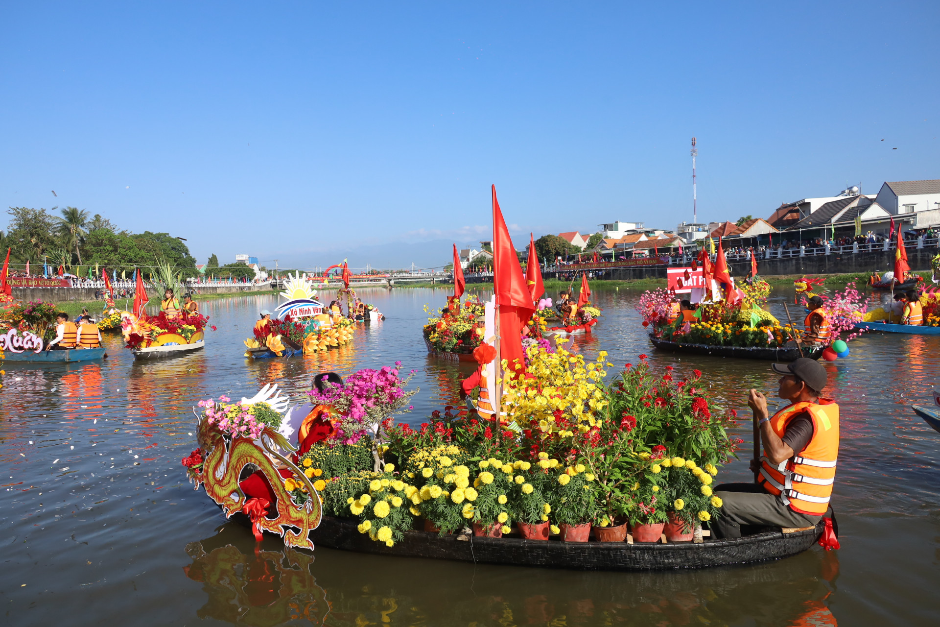 Khung cảnh nhộn nhịp trên sông Dinh với những chiếc thuyền hoa được trang trí đẹp mắt.