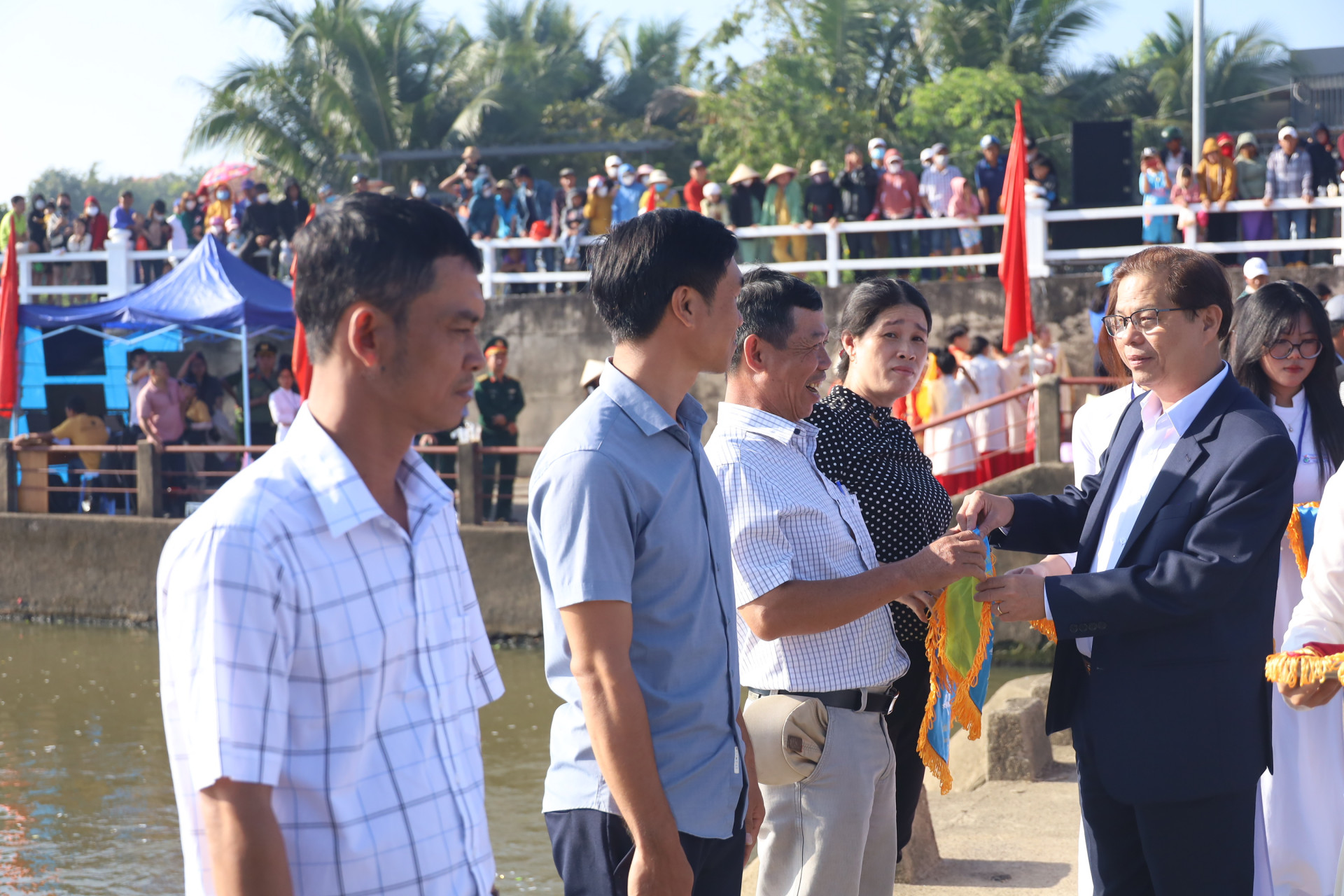Ông Nguyễn Tấn Tuân trao cờ lưu niệm cho các địa phương, doanh nghiệp tham gia lễ hội.