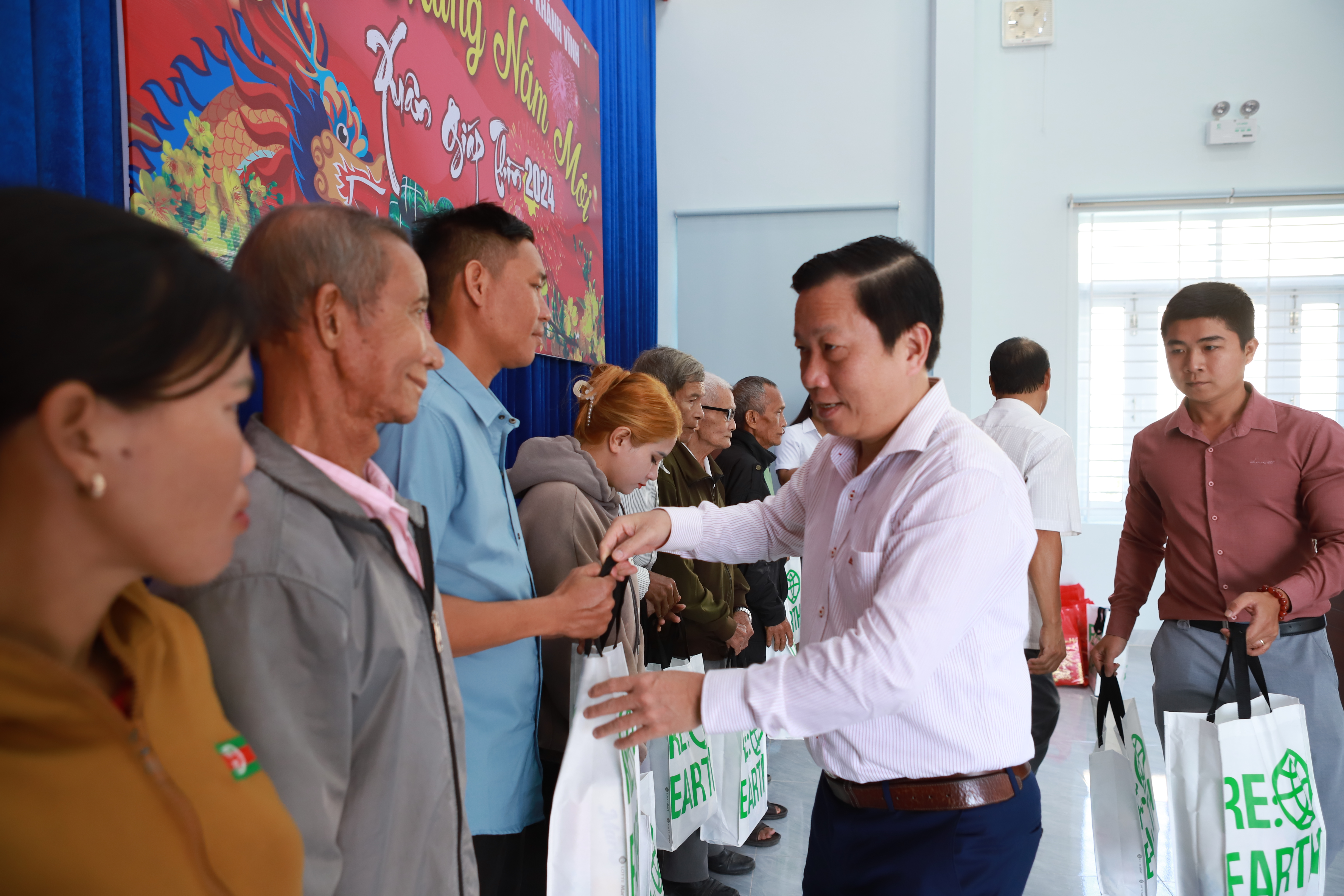 Phó Bí thư Tỉnh ủy Hà Quốc Trị trao 50 suất quà cho người nghèo, già làng tiêu biểu huyện Khánh Vĩnh