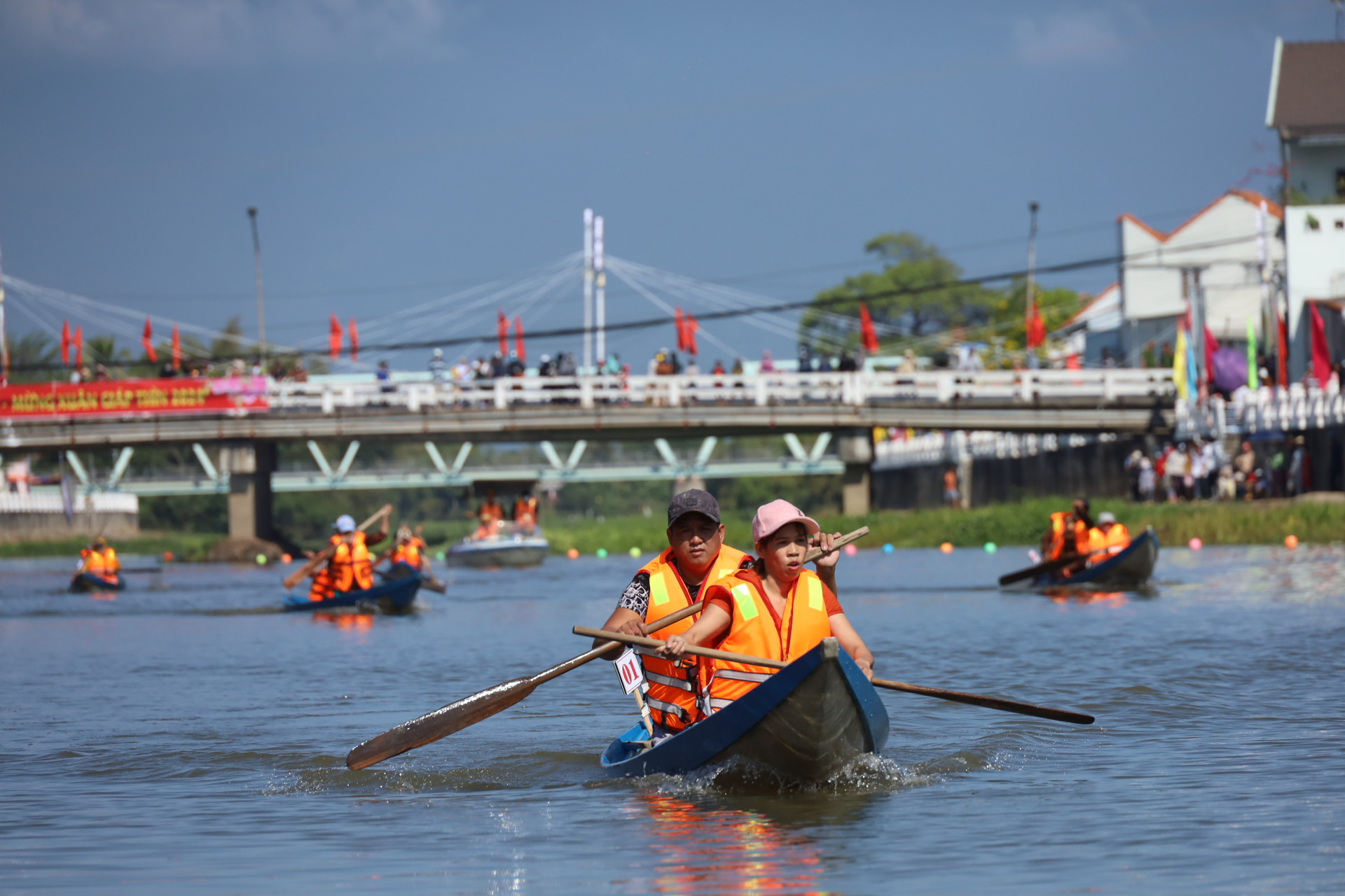 Nội dung đua thuyền truyền thống đôi nam nữ được trông chờ nhất lễ hội.