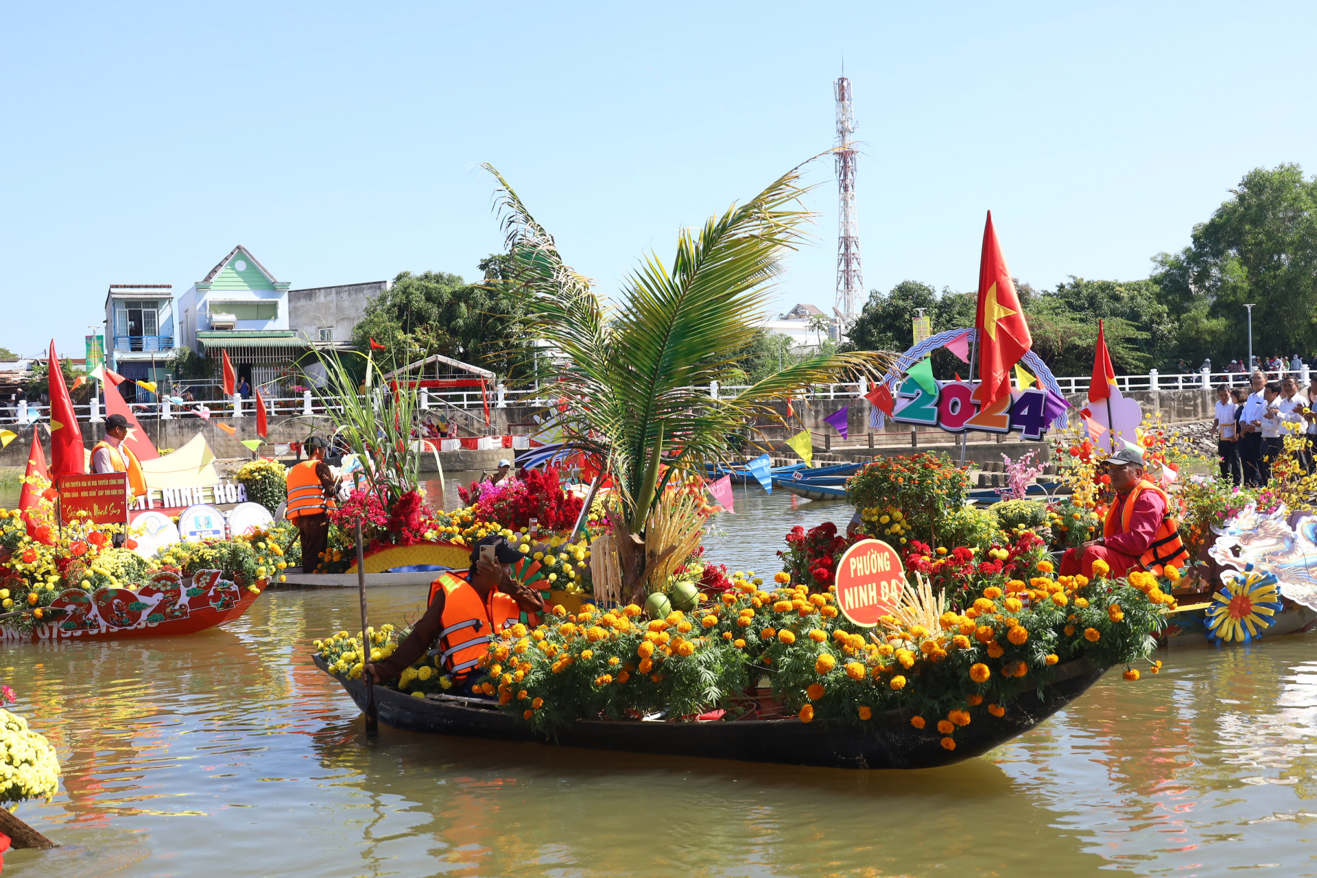 Chiếc thuyền hoa của phường Ninh Đa được trang trí cây dừa - một đặc sản của địa phương.