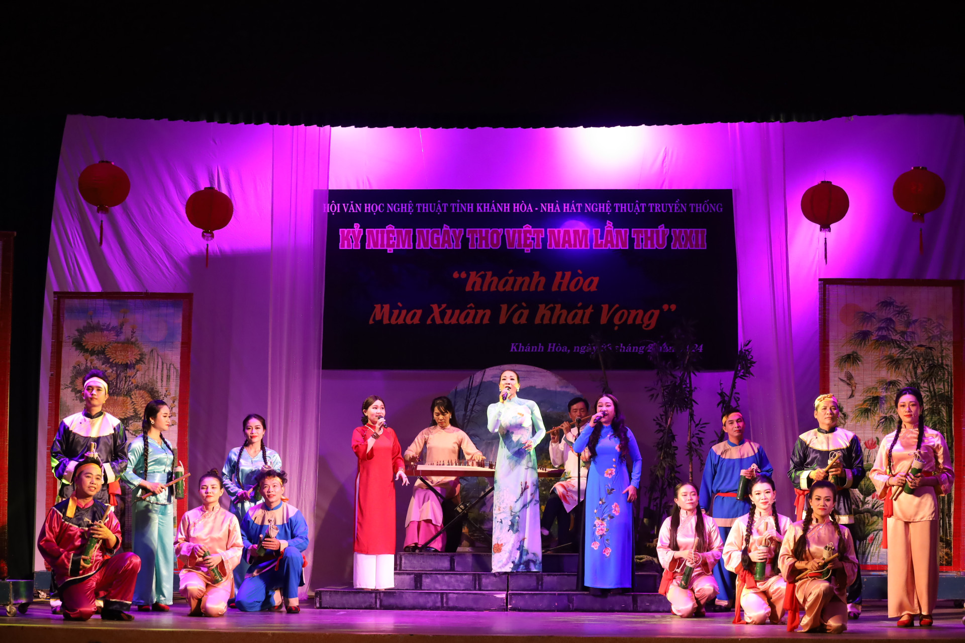 Tiết mục biểu diễn dân ca bài chòi mở màn lễ kỷ niệm Ngày Thơ Việt Nam lần thứ 22.