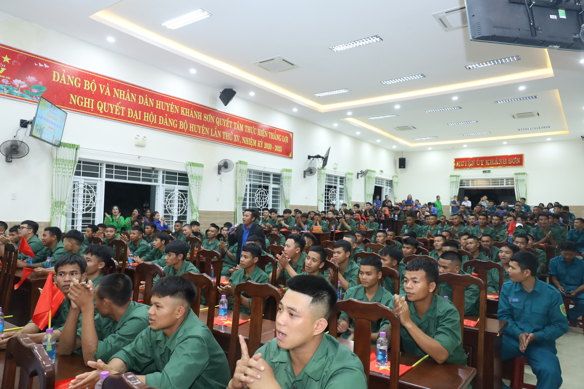 Thanh niên Khánh Sơn trúng tuyển nghĩa vụ quân sự cùng nhau hát vang những ca khúc thể hiện khí thế cách mạng.