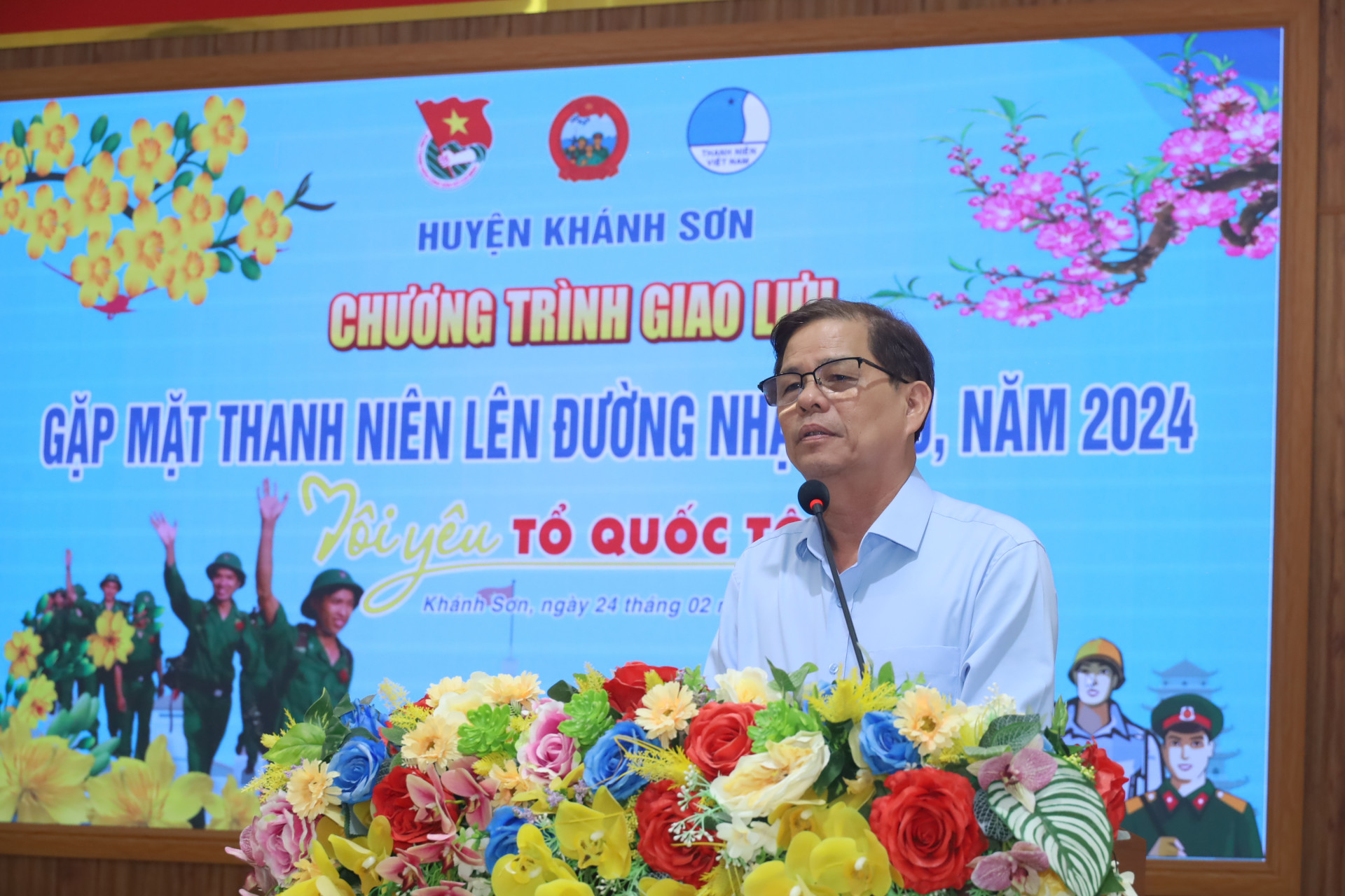 Ông Nguyễn Tấn Tuân phát biểu động viên tinh thần thanh niên huyện Khánh Sơn chuẩn bị lên đường nhập ngũ.