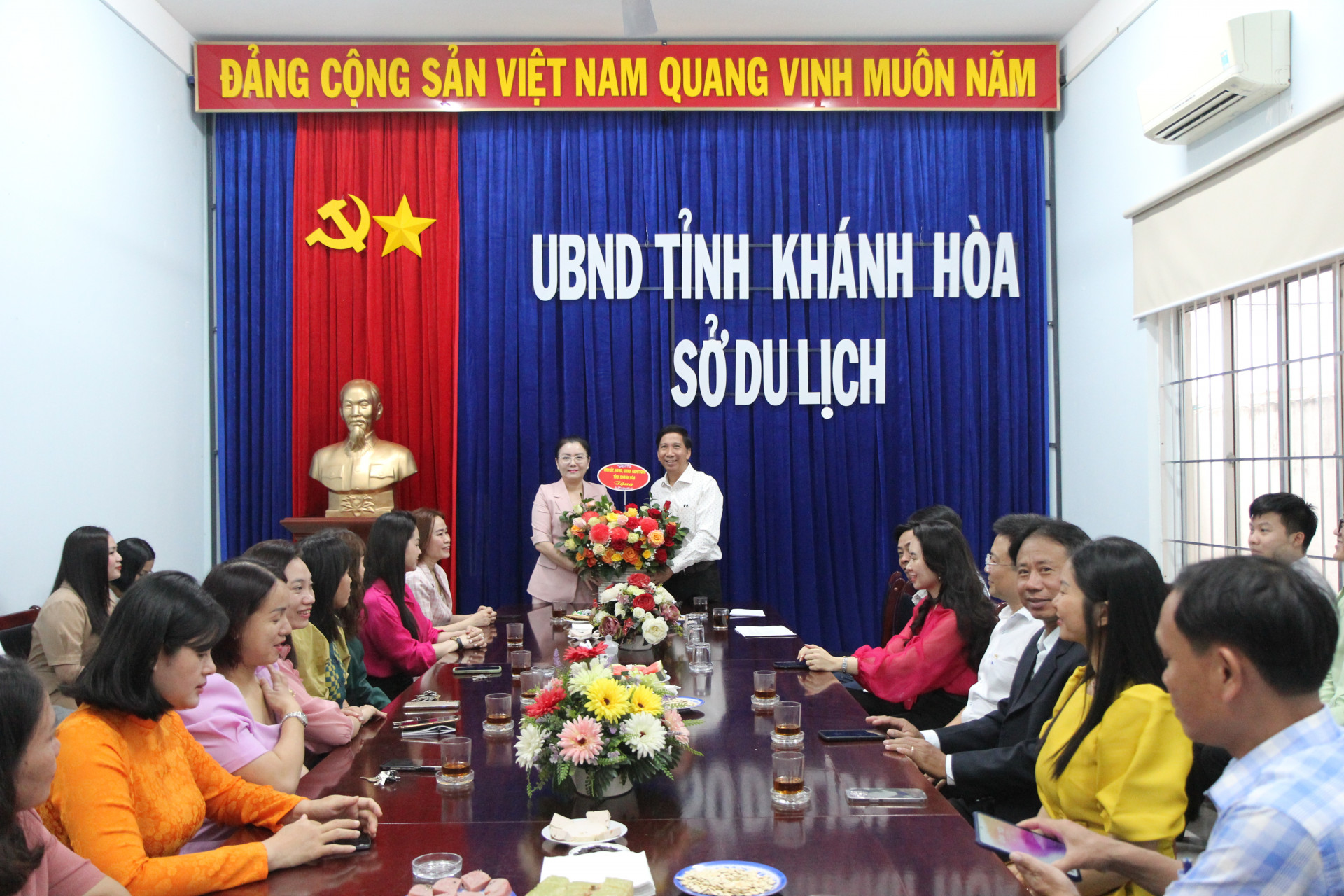 Đồng chí Phạm Thị Xuân Trang tặng lẵng hoa chúc Tết Sở Du lịch.