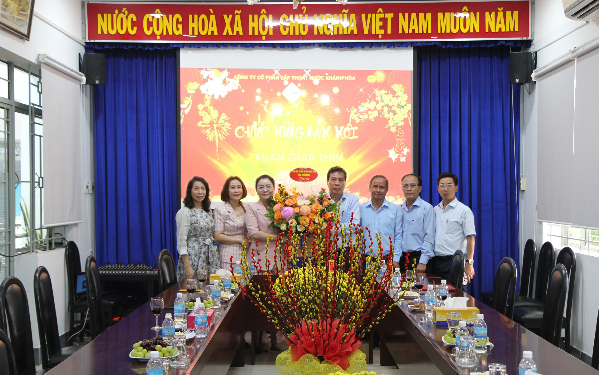 Đồng chí Phạm Thị Xuân Trang tặng lẵng hoa chúc Tết cán bộ, nhân viên Công ty Cổ phần Cấp thoát nước Khánh Hòa.