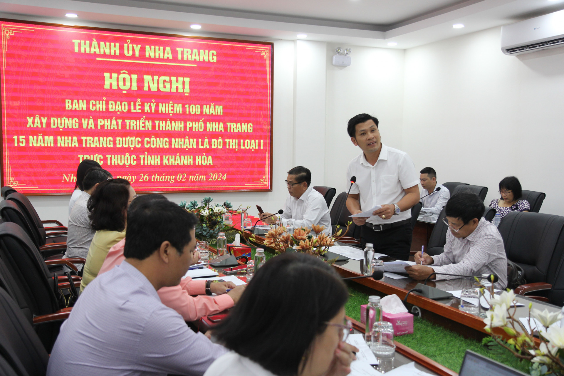Ông Trần Khắc Thắng - Phó Trưởng Phòng Văn hoá và Thông tin thành phố báo cáo tại hội nghị. 