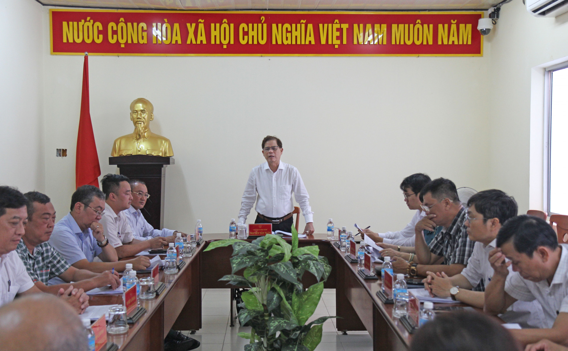 Đồng chí Nguyễn Tấn Tuân tiếp công dân.
