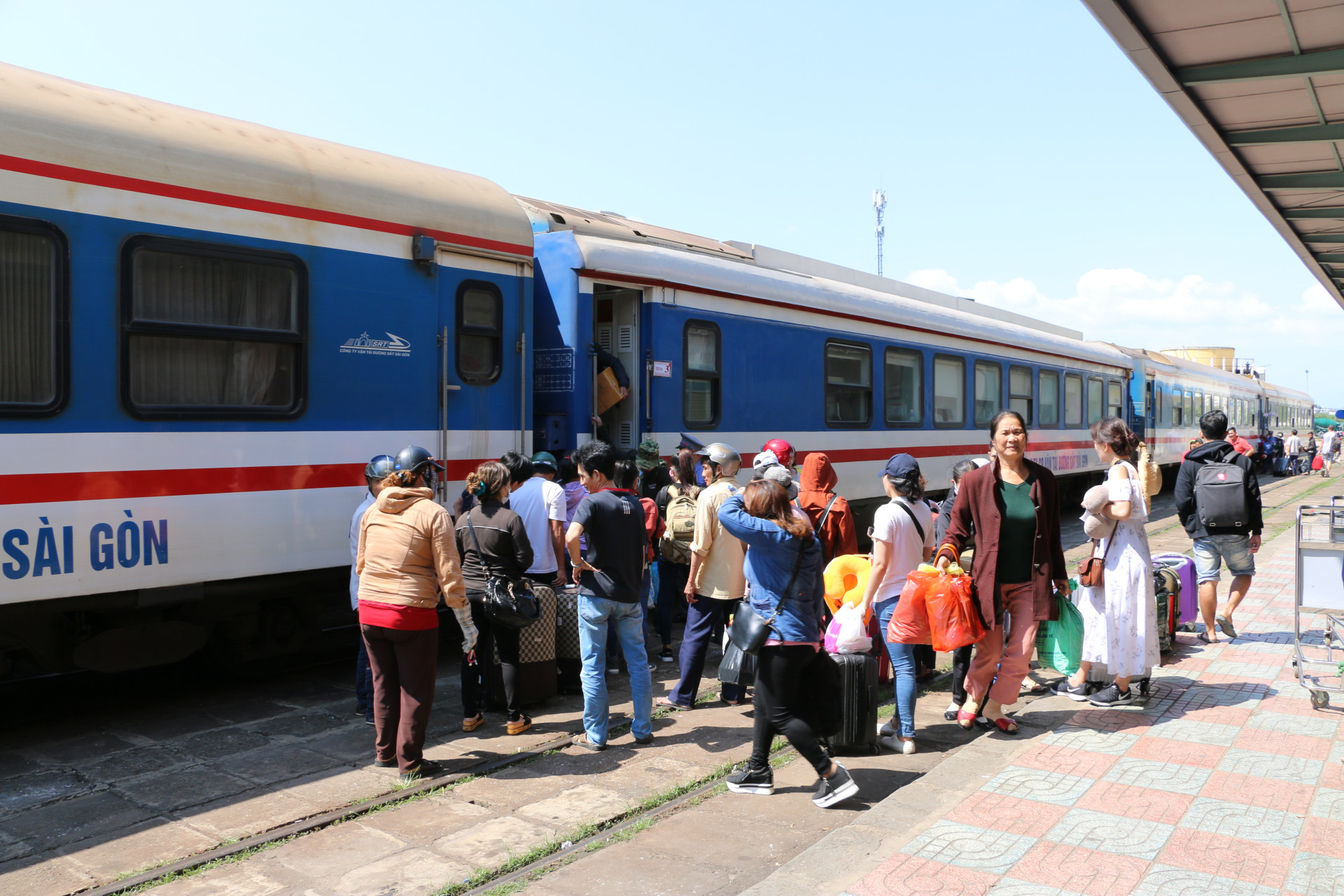 Khách đi tàu tại ga Nha Trang.