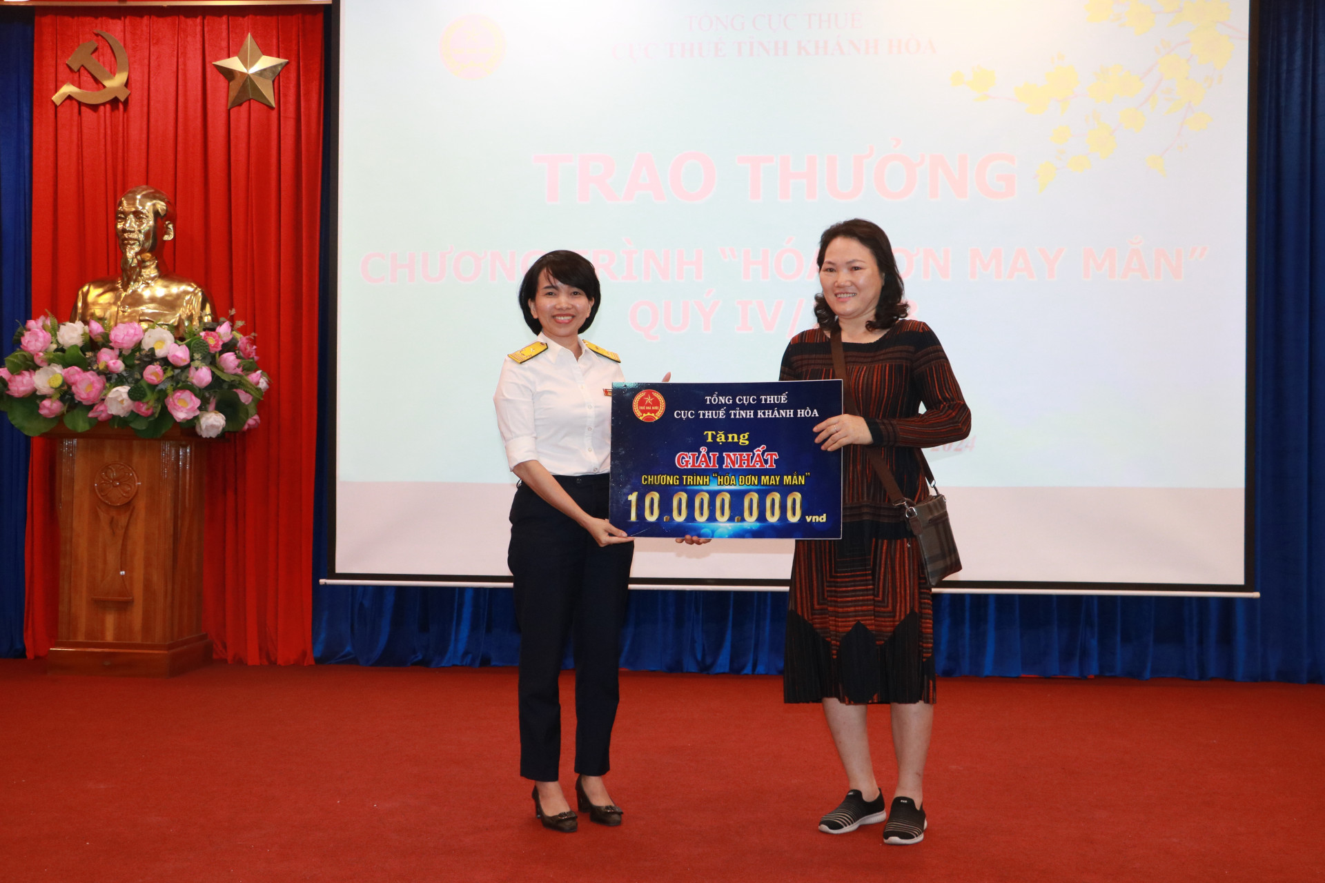 Bà Nguyễn Kim Thái Linh - Phó Cục trưởng Cục Thuế tỉnh trao giải Nhất cho đai diện hộ kinh doanh 