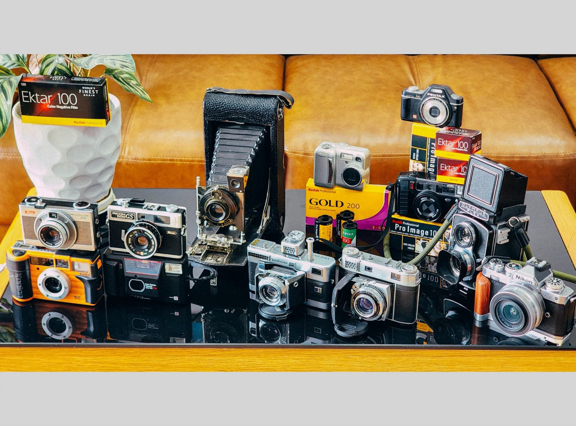 Những chiếc máy ảnh cổ của nhóm bạn trẻ ở TP. Nha Trang.