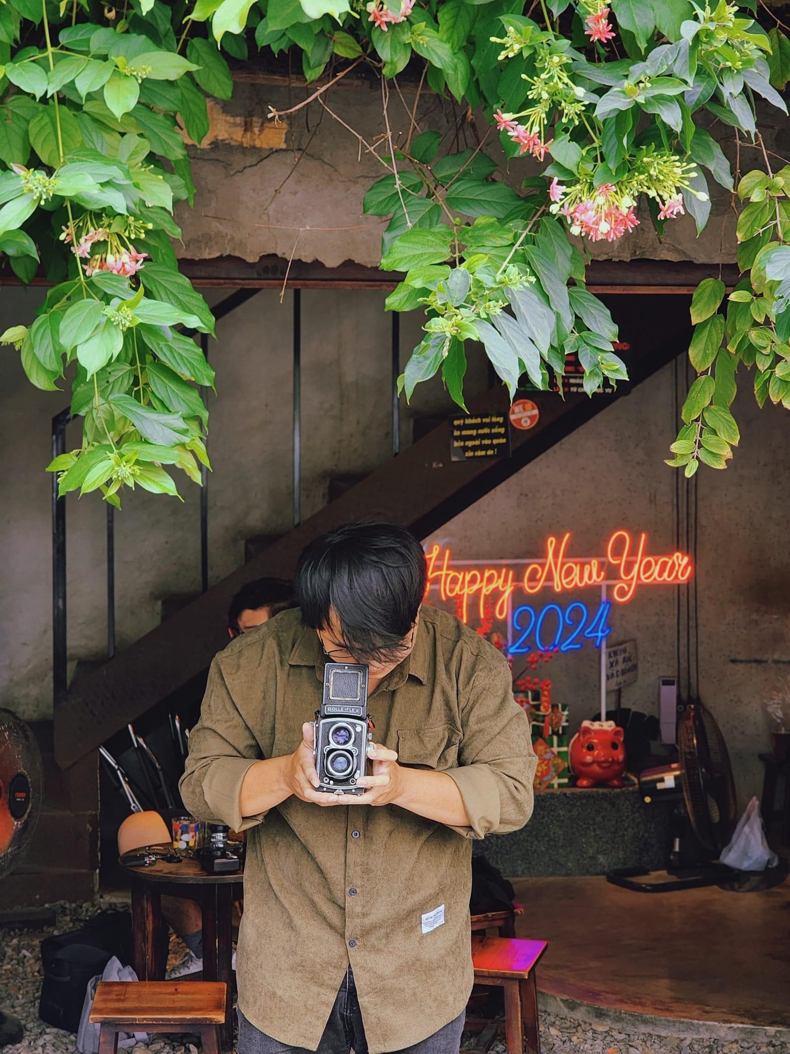 Bạn Nguyễn Phương Triết (TP. Nha Trang) chụp hình với chiếc máy ảnh cổ.