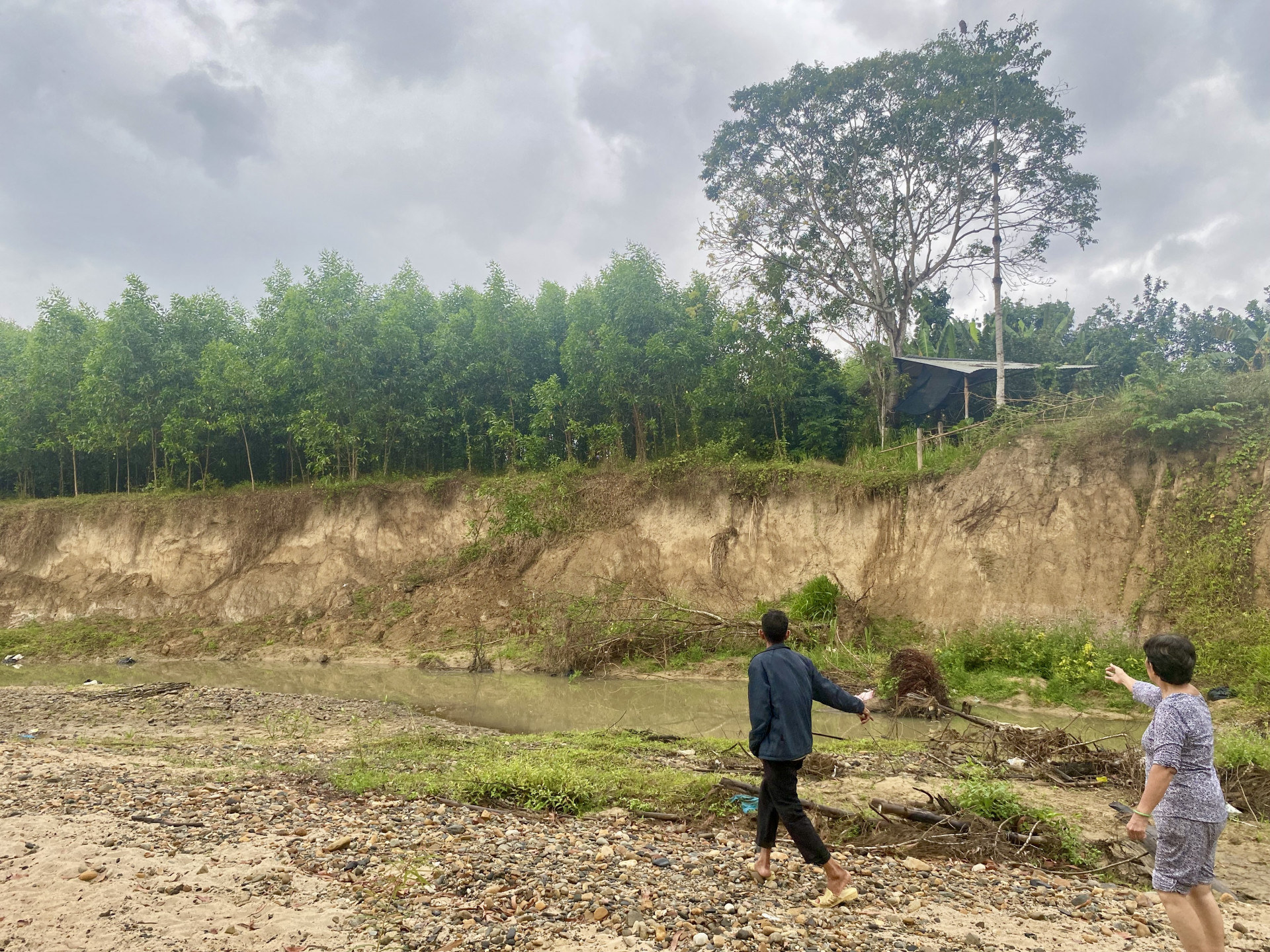 Khu vực suối Cà Hon nơi có đất sản xuất của người dân bị sạt lở.