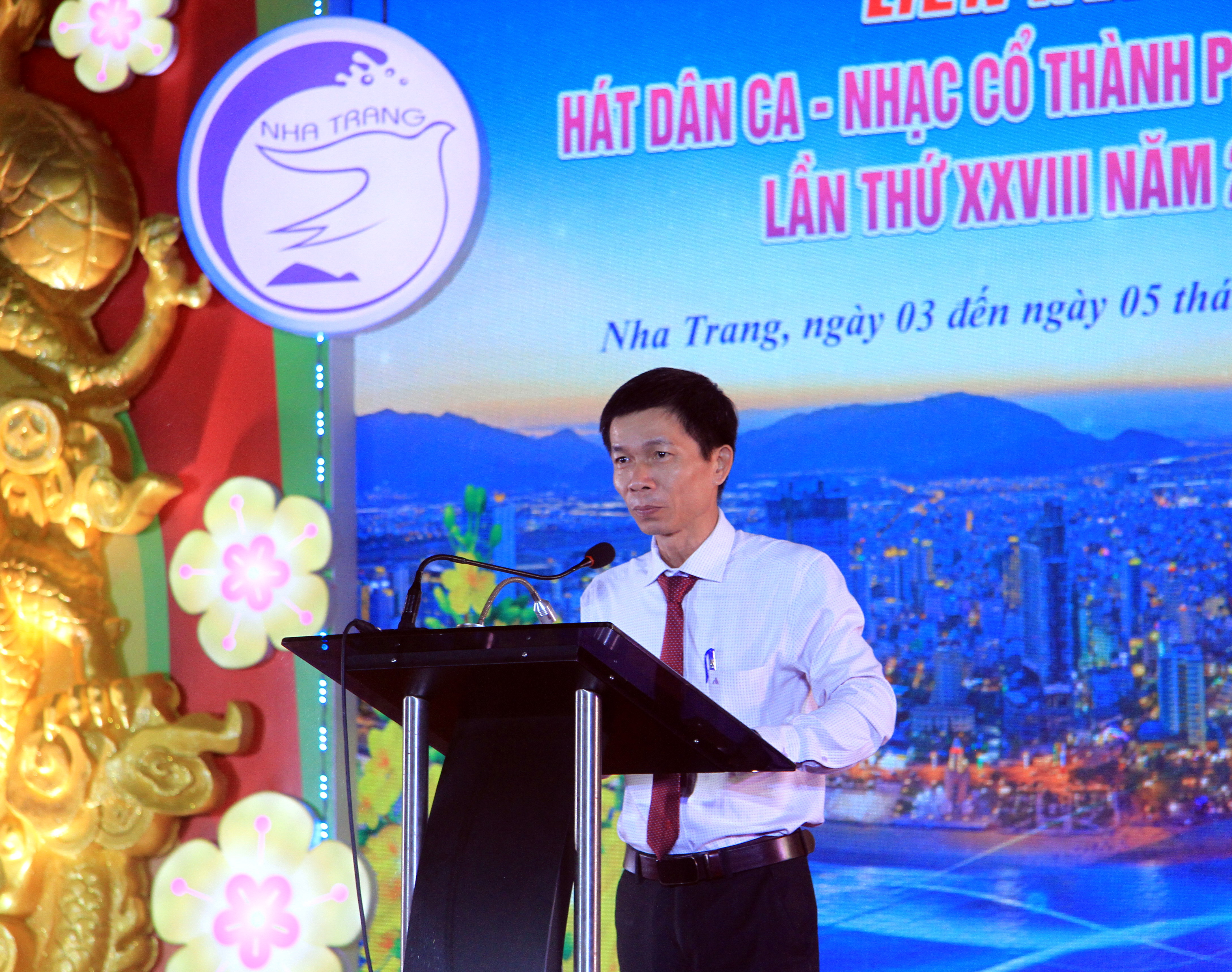 Ông Nguyễn Văn Minh - Phó Chủ tịch UBND TP. Nha Trang phát biểu khai mạc liên hoan.