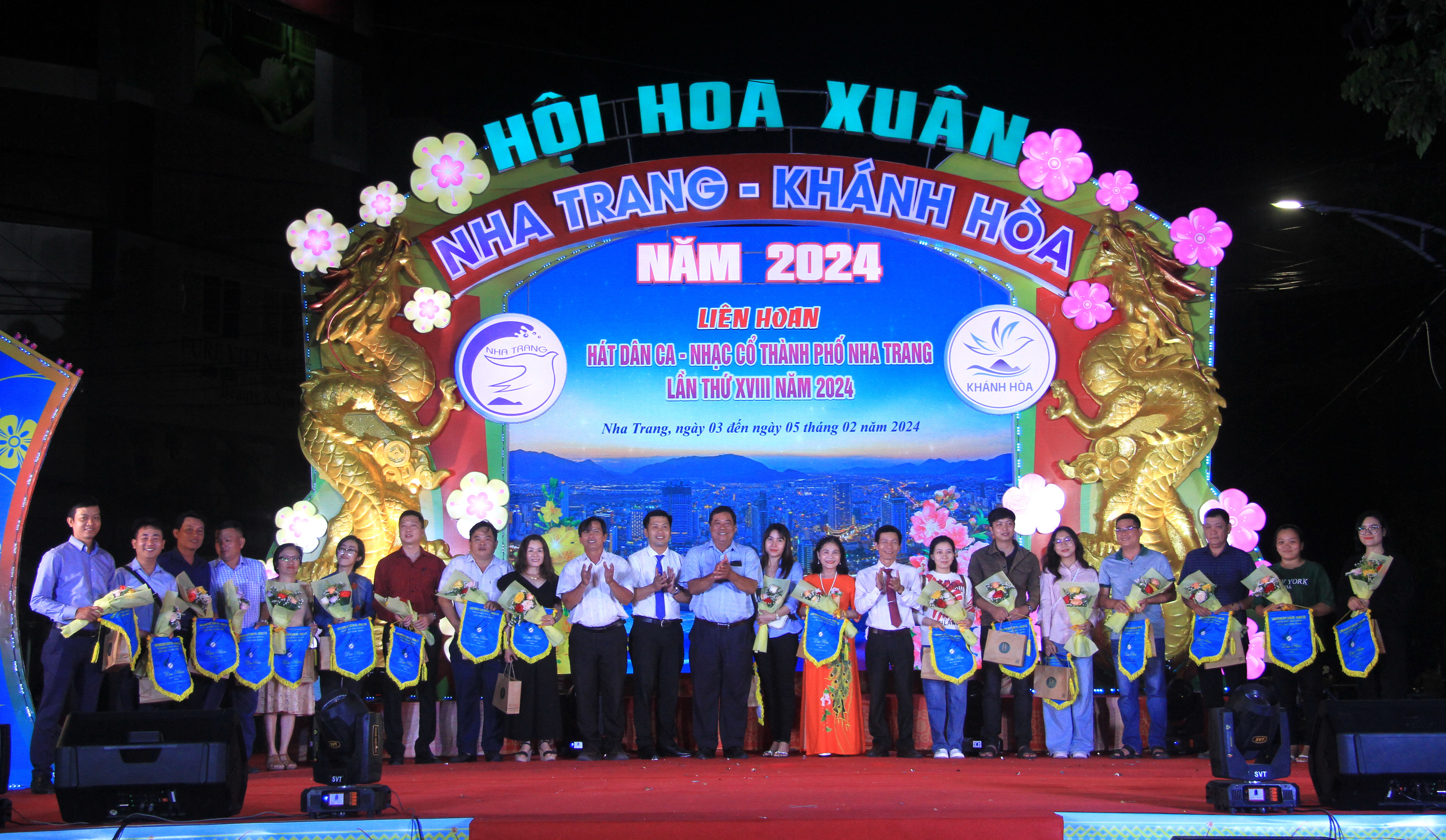 Ban tổ chức tặng cờ lưu niệm và hoa cho các đội tham gia liên hoan.