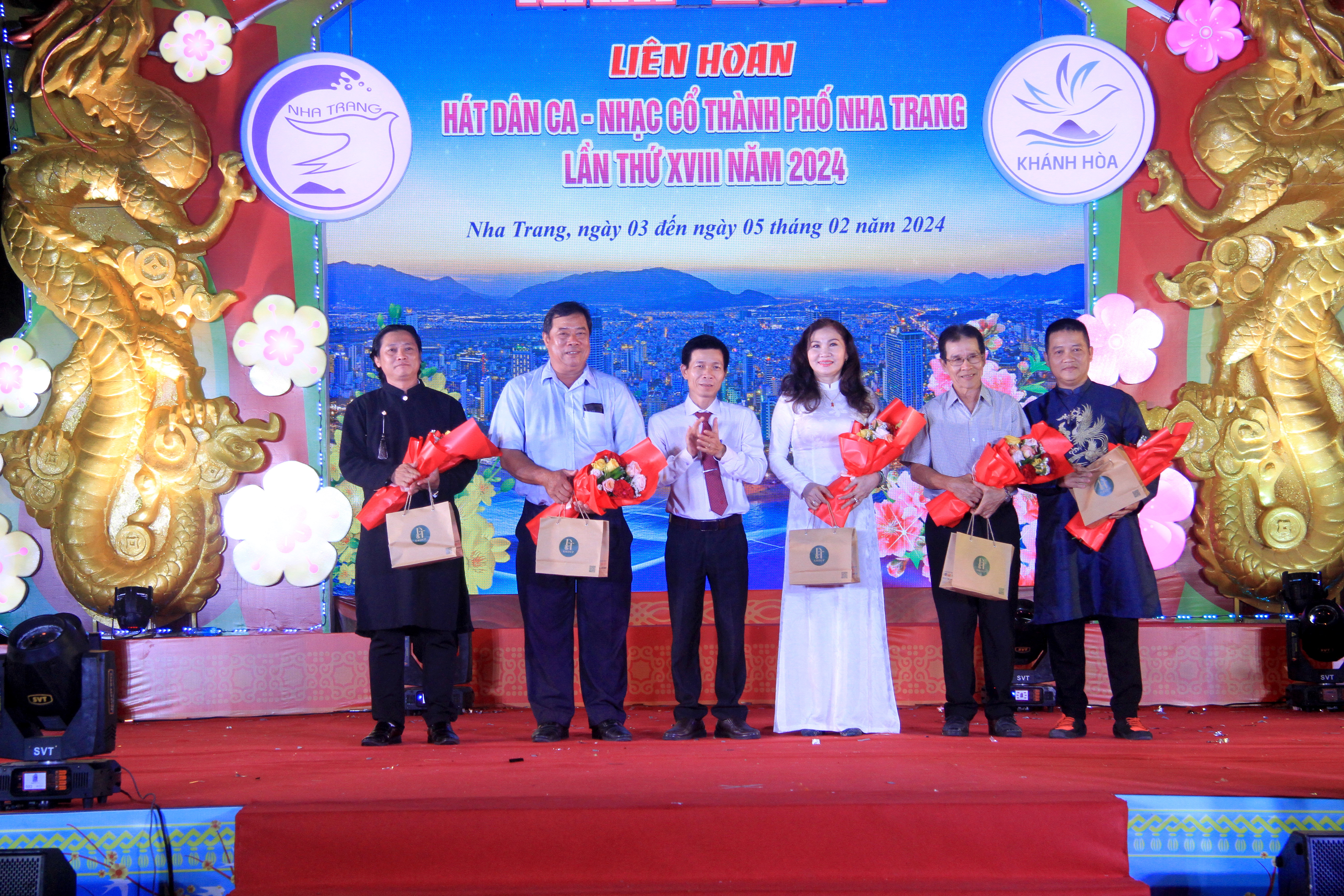 Lãnh đạo TP. Nha Trang tặng hoa cho Ban giám khảo liên hoan.