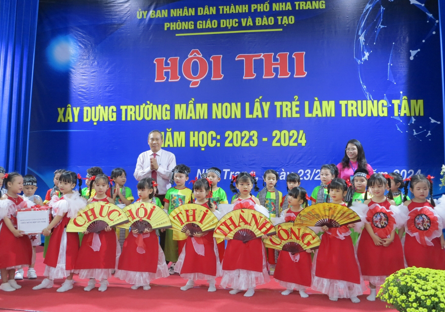 Lãnh đạo Phòng Giáo dục và Đào tạo TP. Nha Trang tặng hoa cho đội văn nghệ biểu diễn tại buổi khai mạc hội thi.